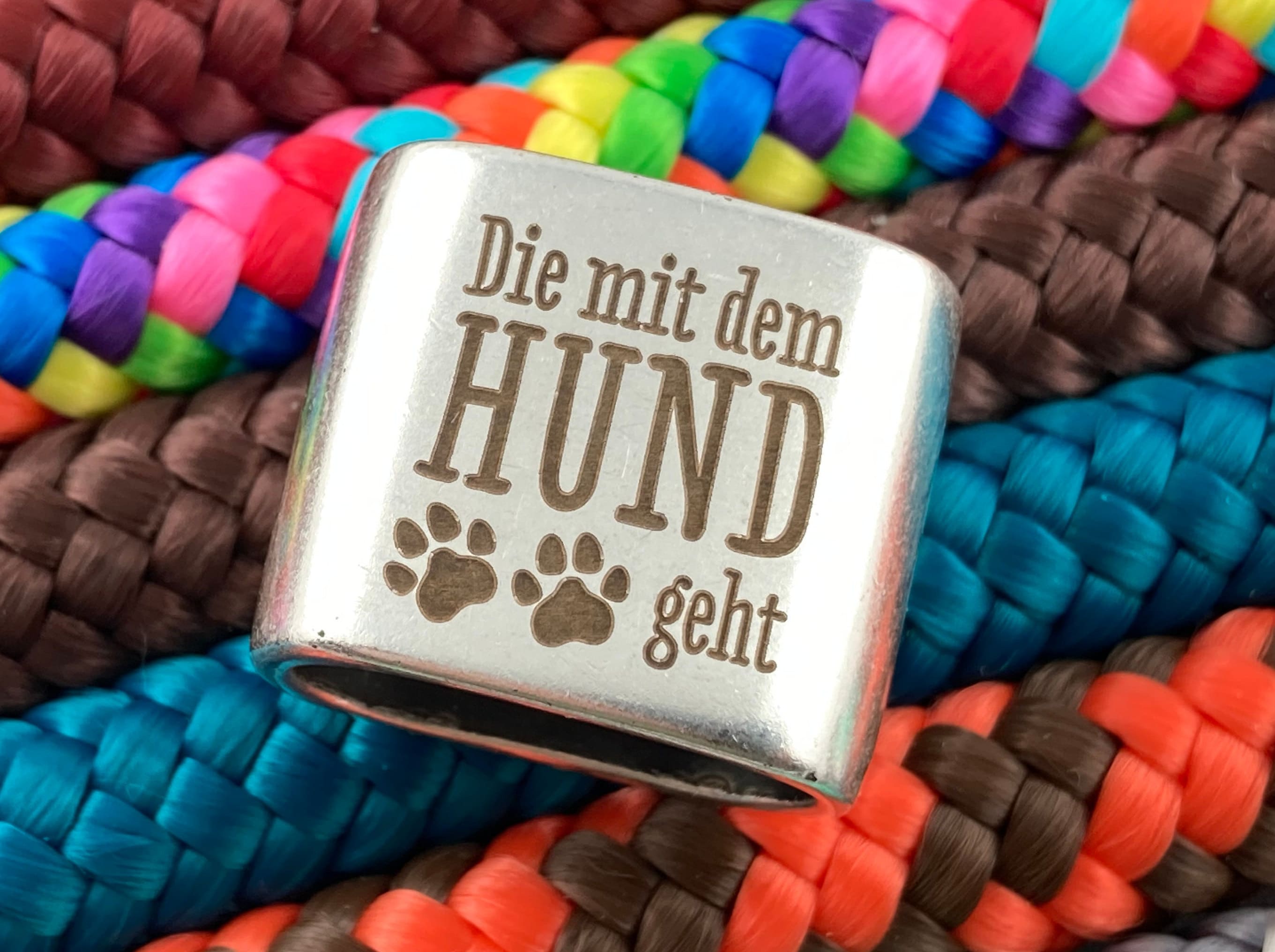 Schlüsselanhänger aus Segelseil mit versilbertem Zwischenstück mit Gravur "Die mit dem Hund geht" in Wunschfarbe ganz individuell