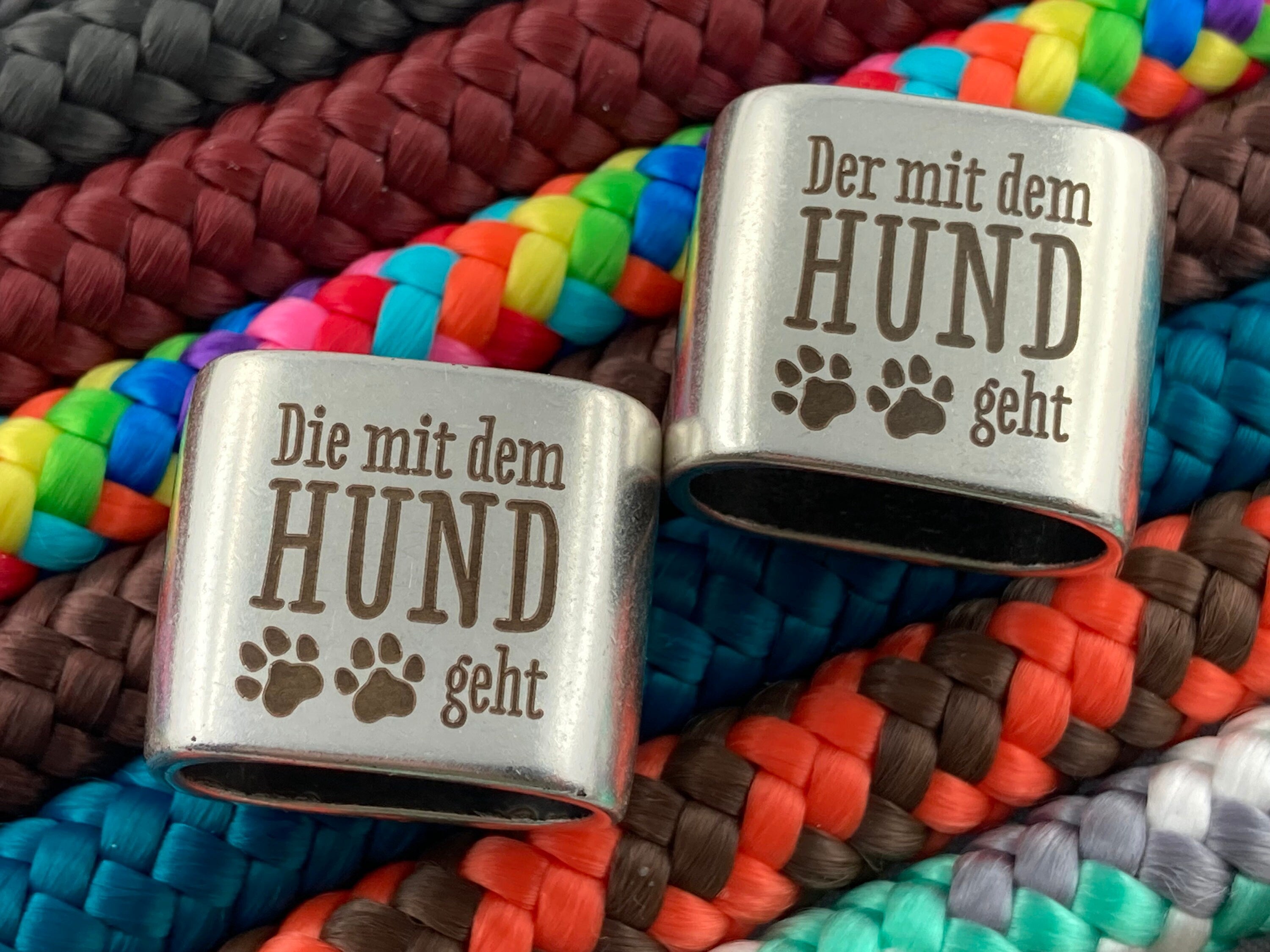 Schlüsselanhänger aus Segelseil mit versilbertem Zwischenstück "Die mit dem Hund geht" und "Der mit dem Hund geht"" als Partner-Set