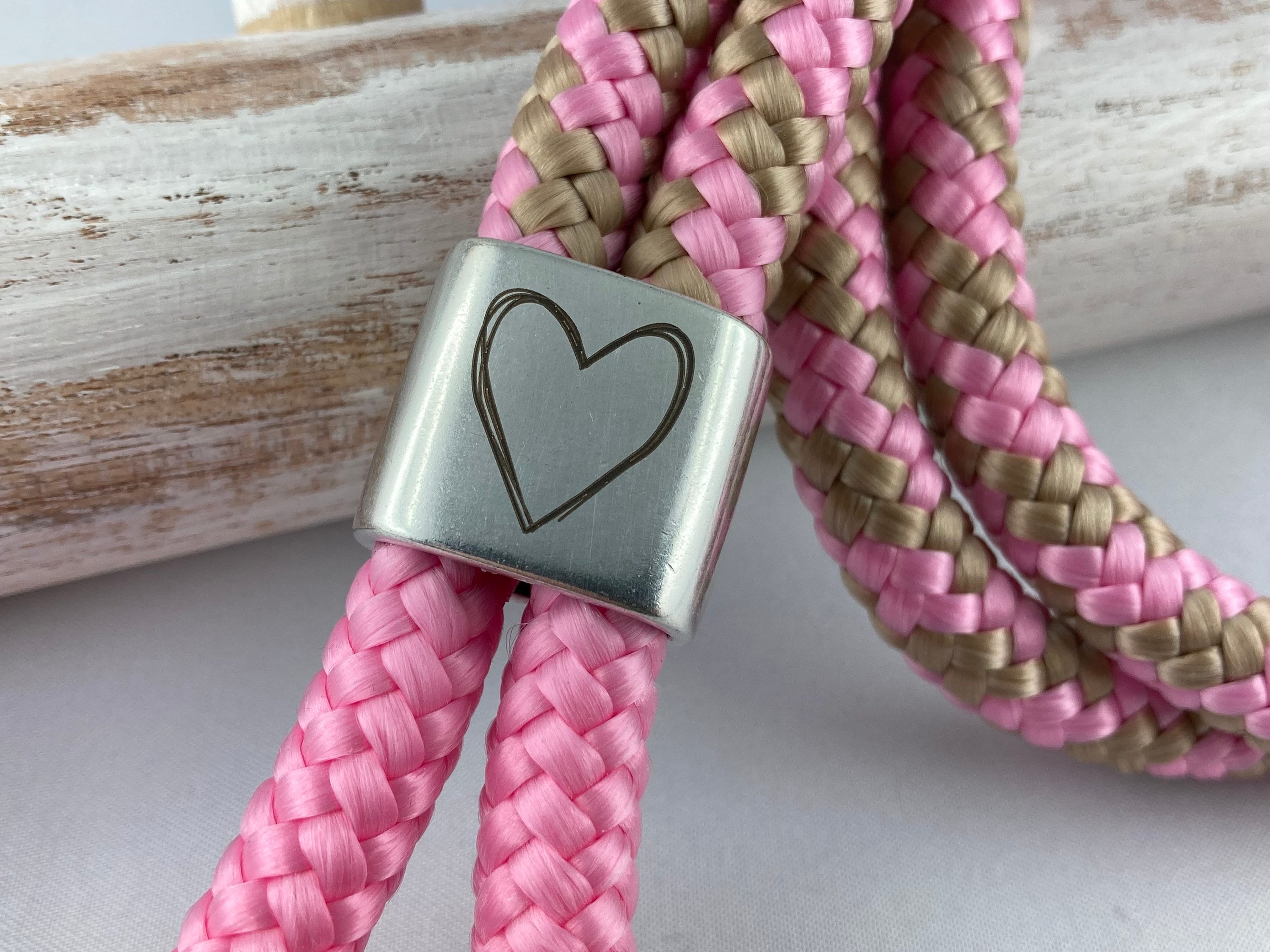 Schlüsselband aus Segelseil mit versilbertem Zwischenstück mit Gravur "Herz", rosa/ rosa-beige