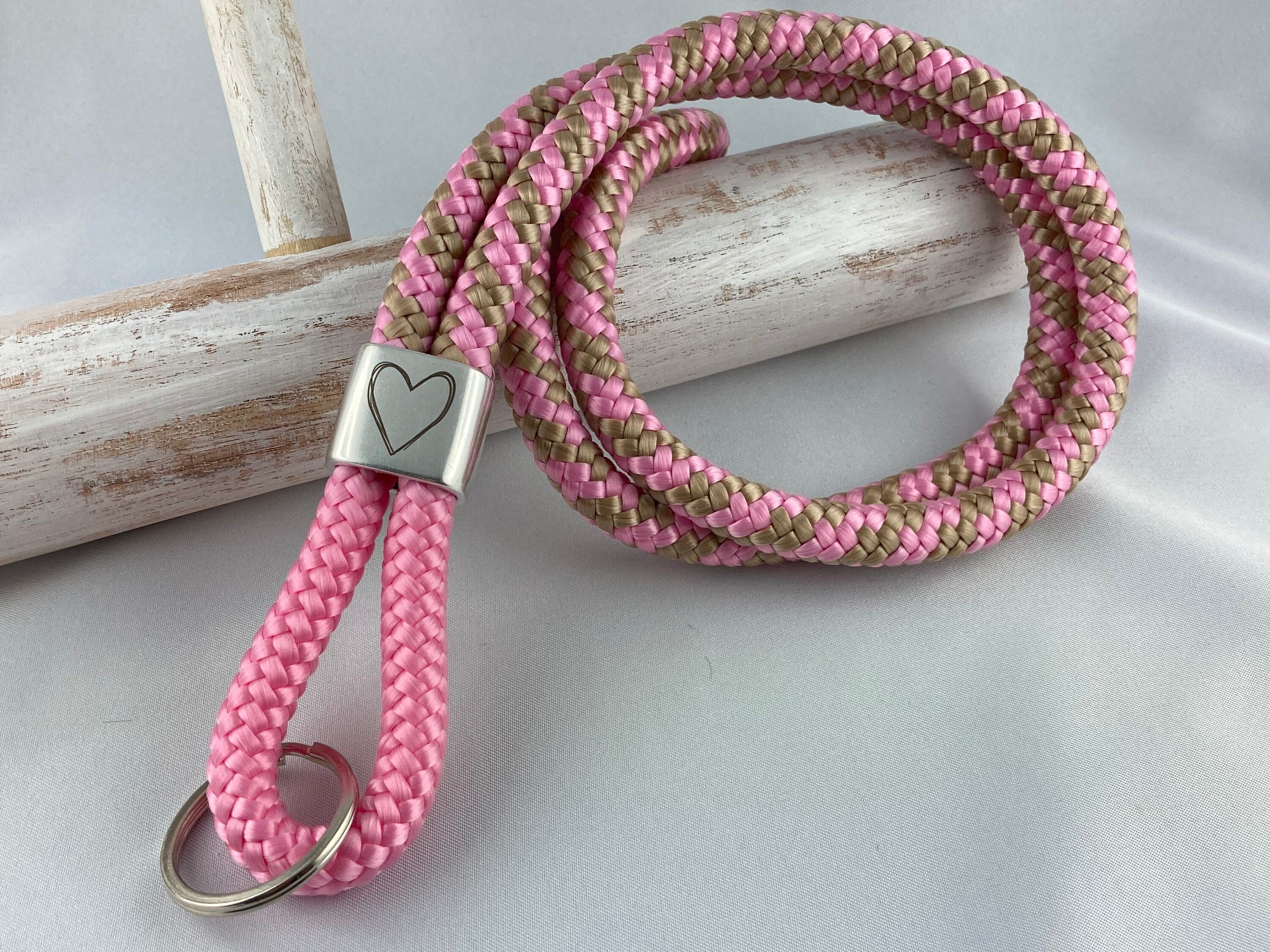 Schlüsselband aus Segelseil mit versilbertem Zwischenstück mit Gravur "Herz", rosa/ rosa-beige
