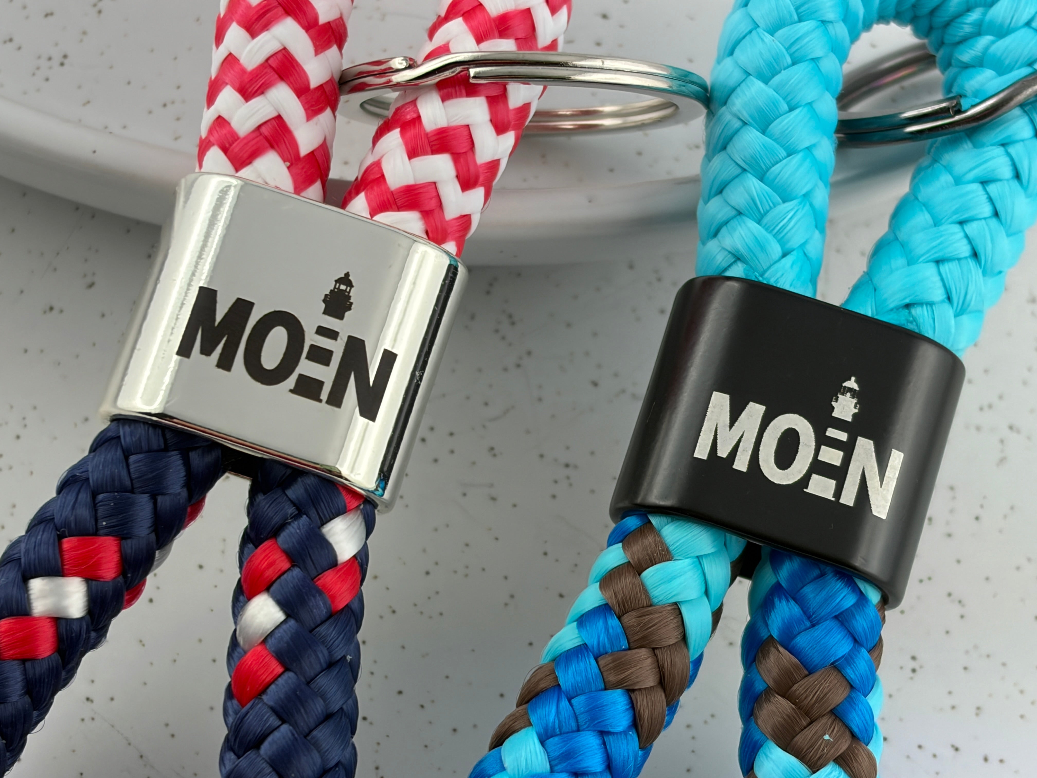 Detailaufnahme des gravierten Zwischenstücks mit MOIN-Schriftzug und Leuchtturm