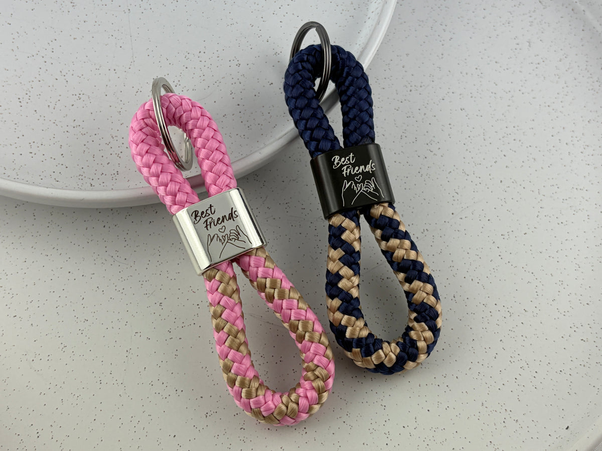 Best friends Schlüsselanhänger in Rosa und Dunkelblau mit Symbol zweier Hände, die sich am kleinen Finger halten