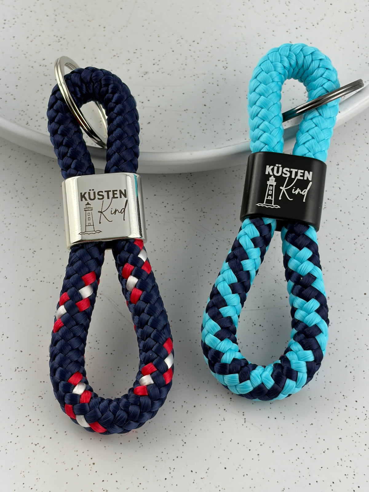 Maritimer Schlüsselanhänger mit Gravur Küstenkind und Leuchtturm-Motiv