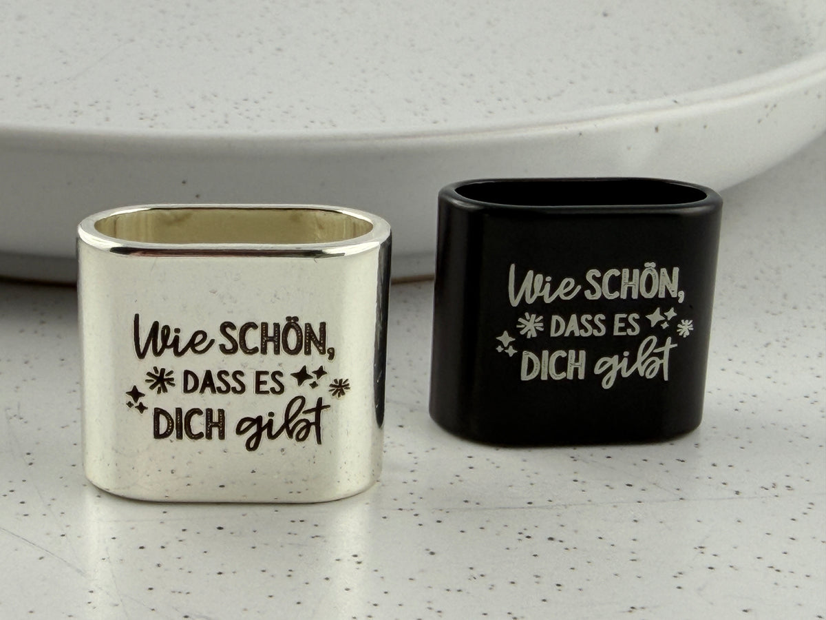 Detailansicht der Gravur Wie schön dass es dich gibt mit Sternchen auf den Zwischenstücken