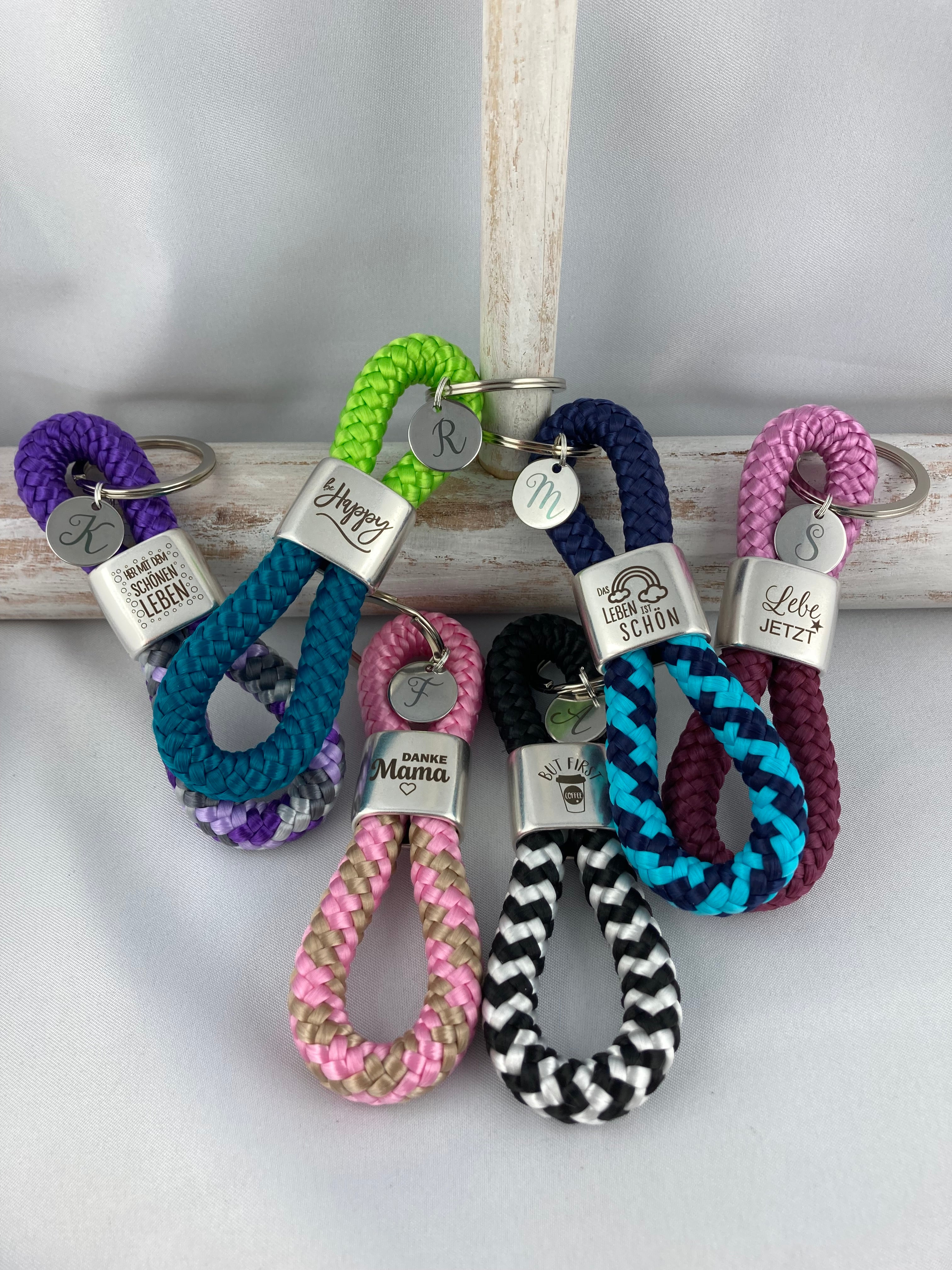 Schlüsselanhänger aus Segelseil bunt - mit Gravur und Buchstabenanhänger | Geschenk für Freunde, Familie, Leher:innen, Kolleg:innen
