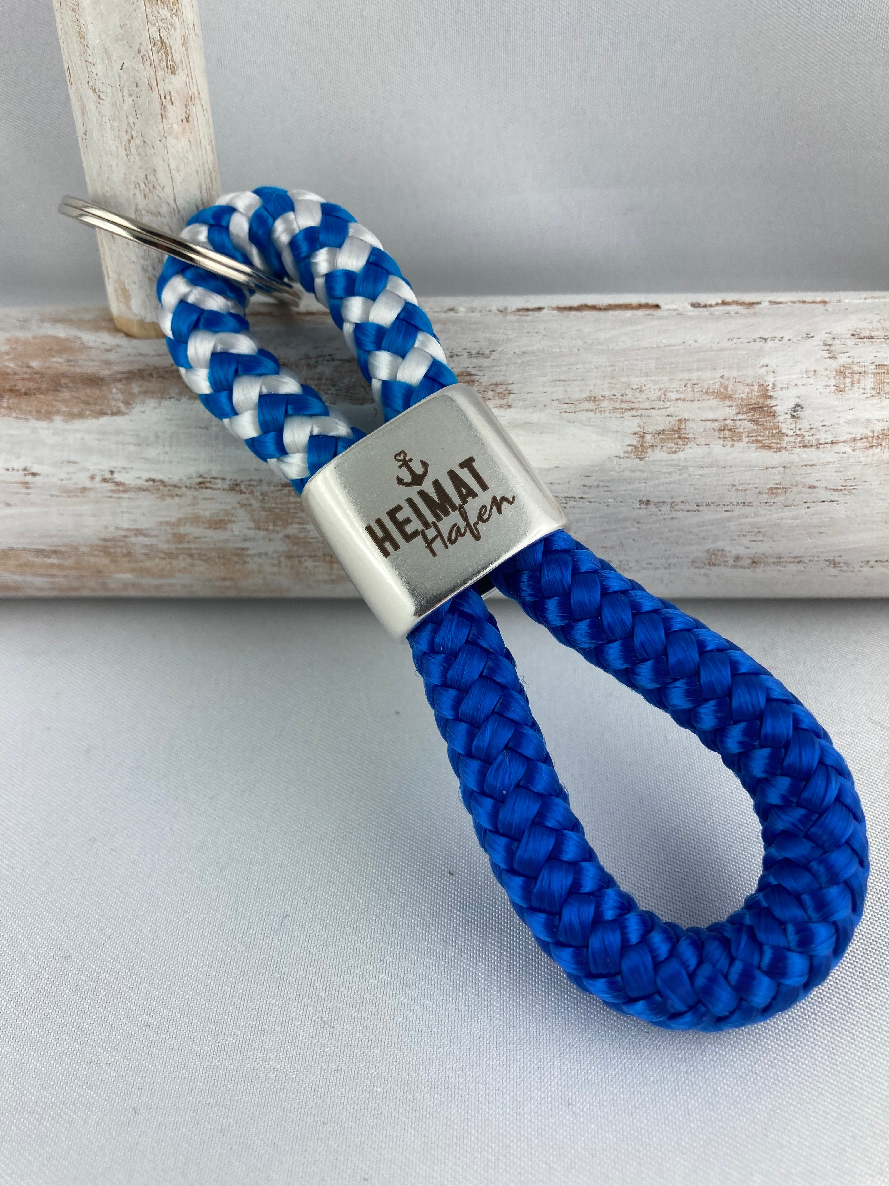Schlüsselanhänger aus Segelseil mit Gravur "Heimathafen" - maritim, blau-weiß/ blau