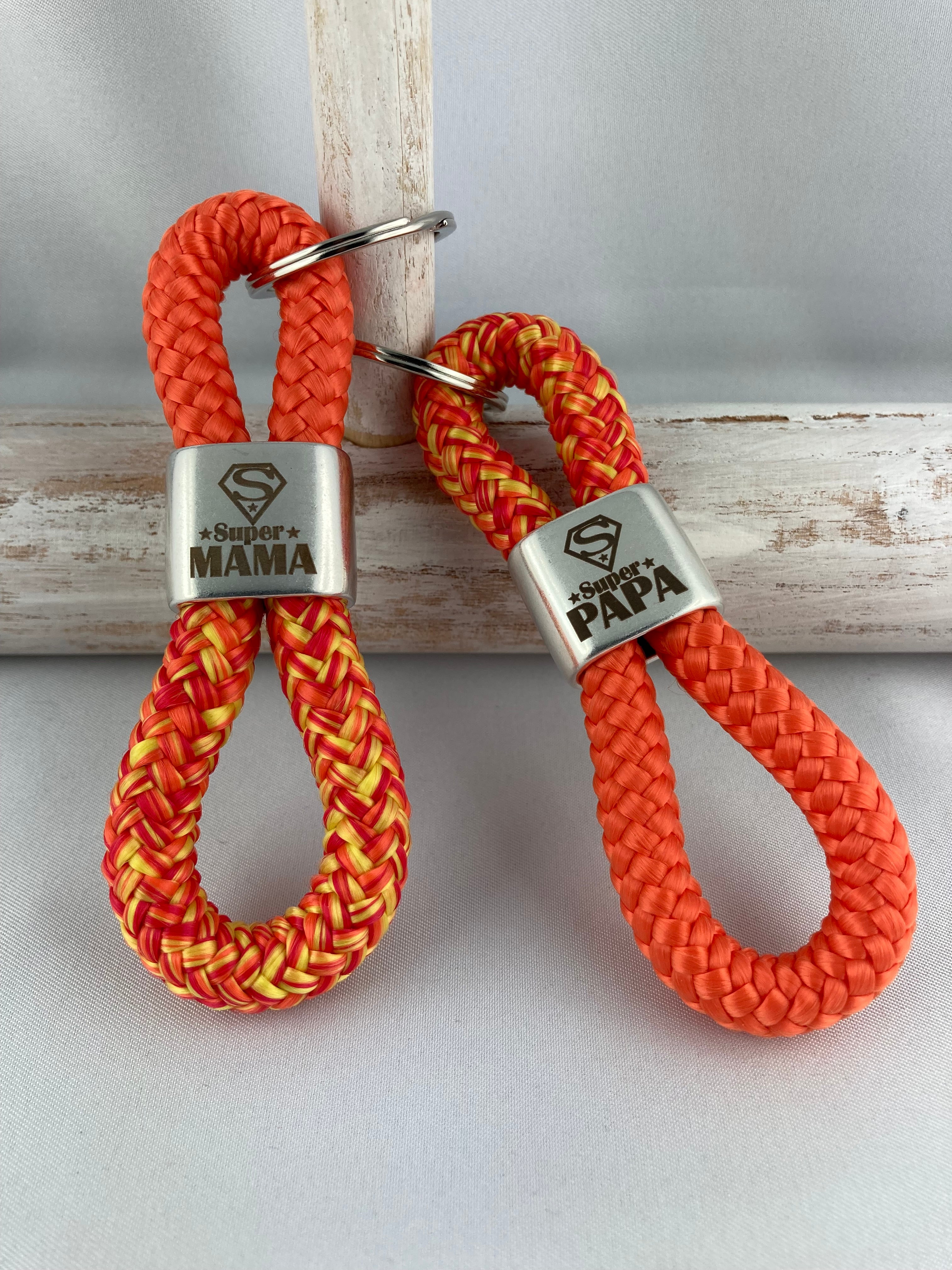Set Schlüsselanhänger mit Gravur "Super Mama und Super Papa" - Handgefertigt in den Farben summerbomb und orange