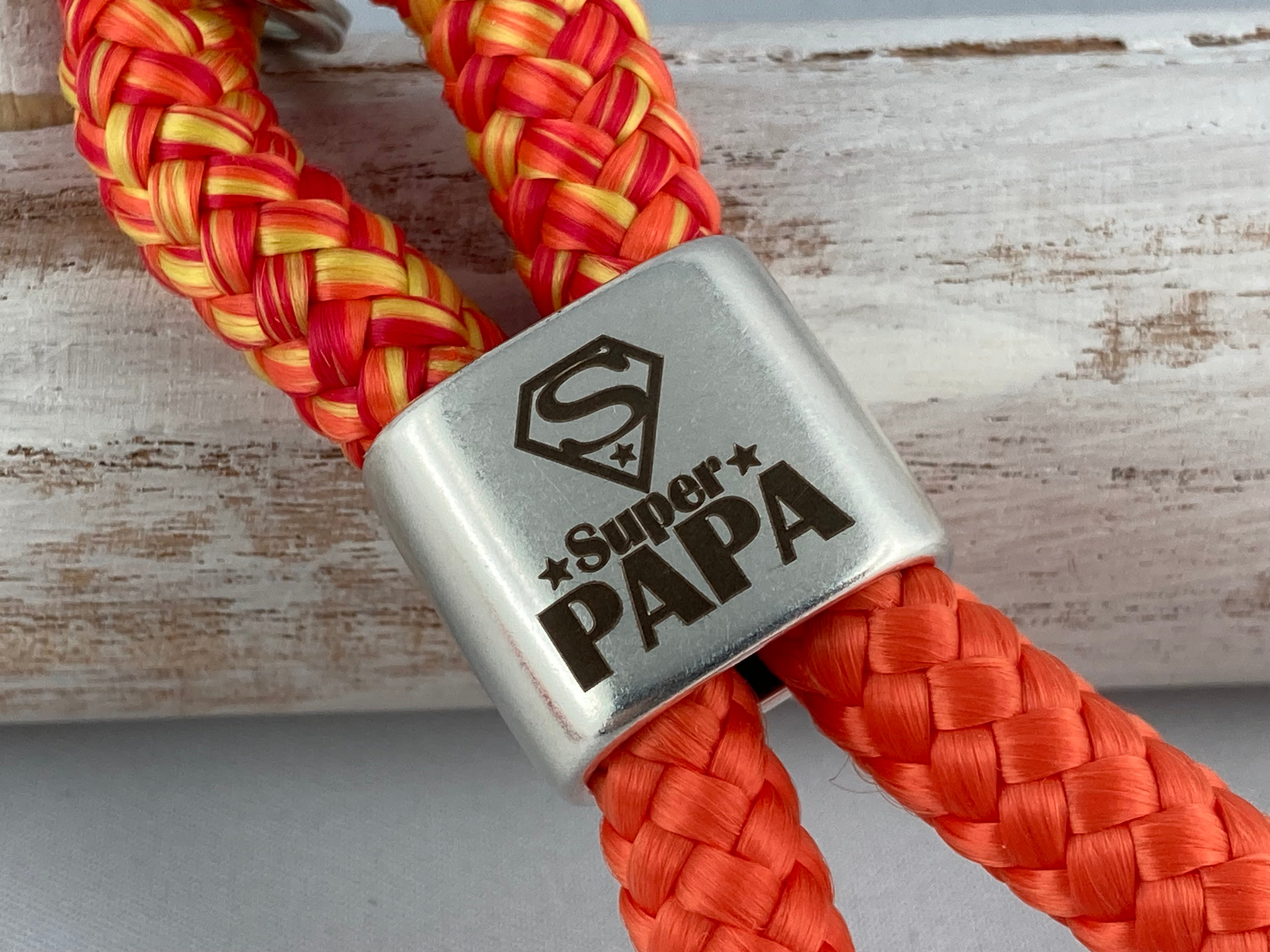 Set Schlüsselanhänger mit Gravur "Super Mama und Super Papa" - Handgefertigt in den Farben summerbomb und orange