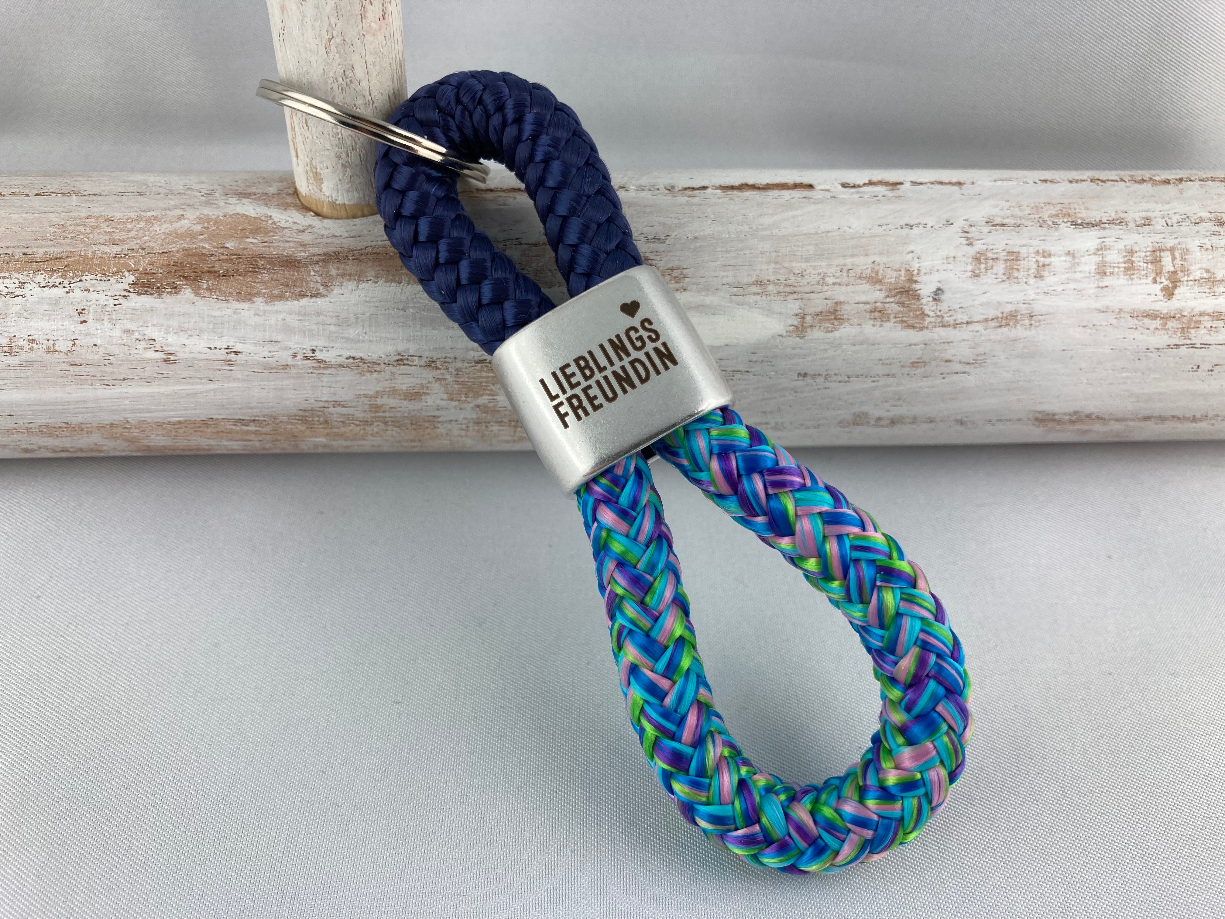Schlüsselanhänger aus Segelseil mit versilbertem Zwischenstück mit Gravur "Lieblingsfreundin" dunkelblau/ mermaid