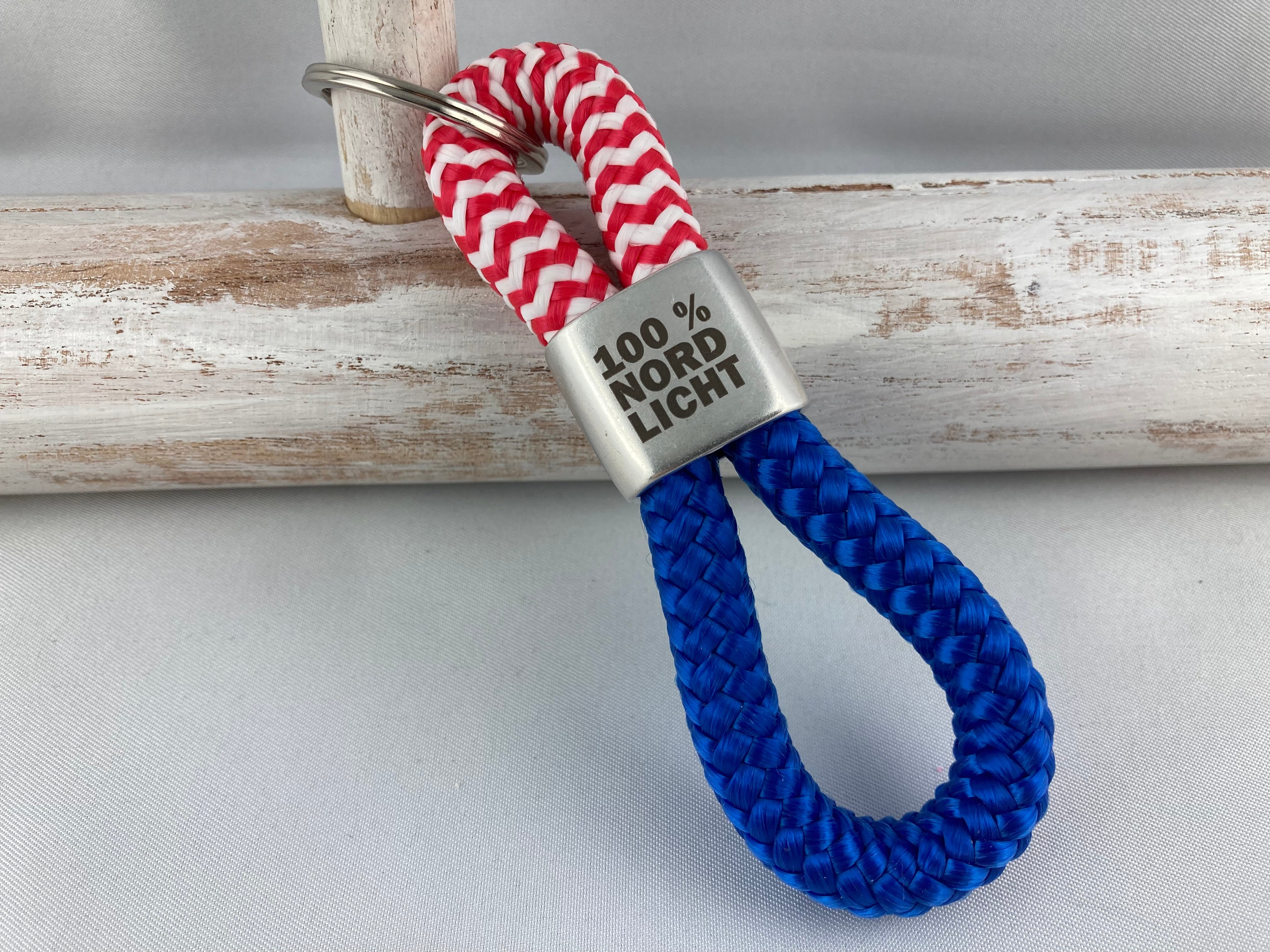 Schlüsselanhänger aus Segelseil mit Gravur "100 % Nordlicht" -maritim, rot-weiß/ blau