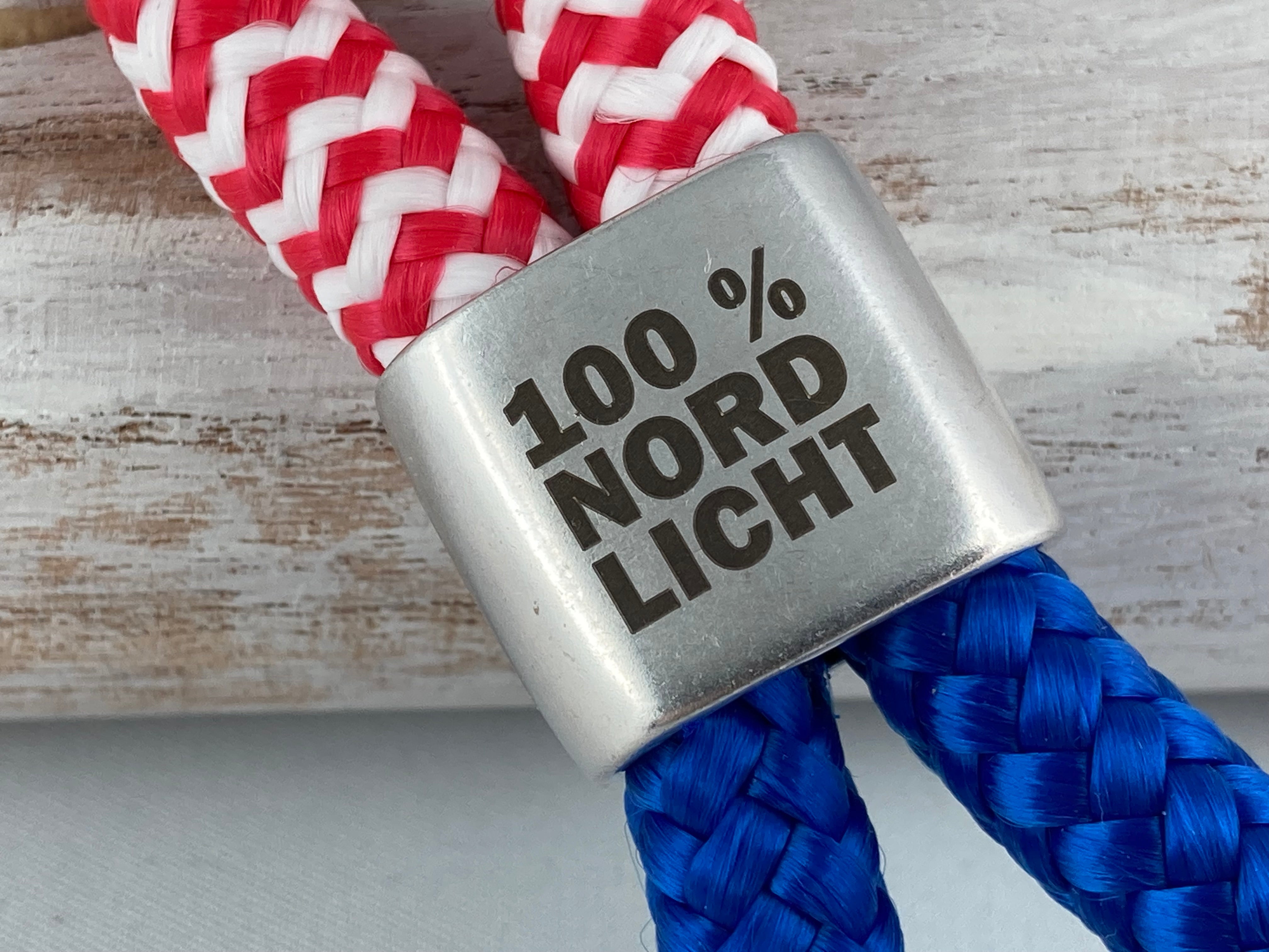Schlüsselanhänger aus Segelseil mit Gravur "100 % Nordlicht" -maritim, rot-weiß/ blau