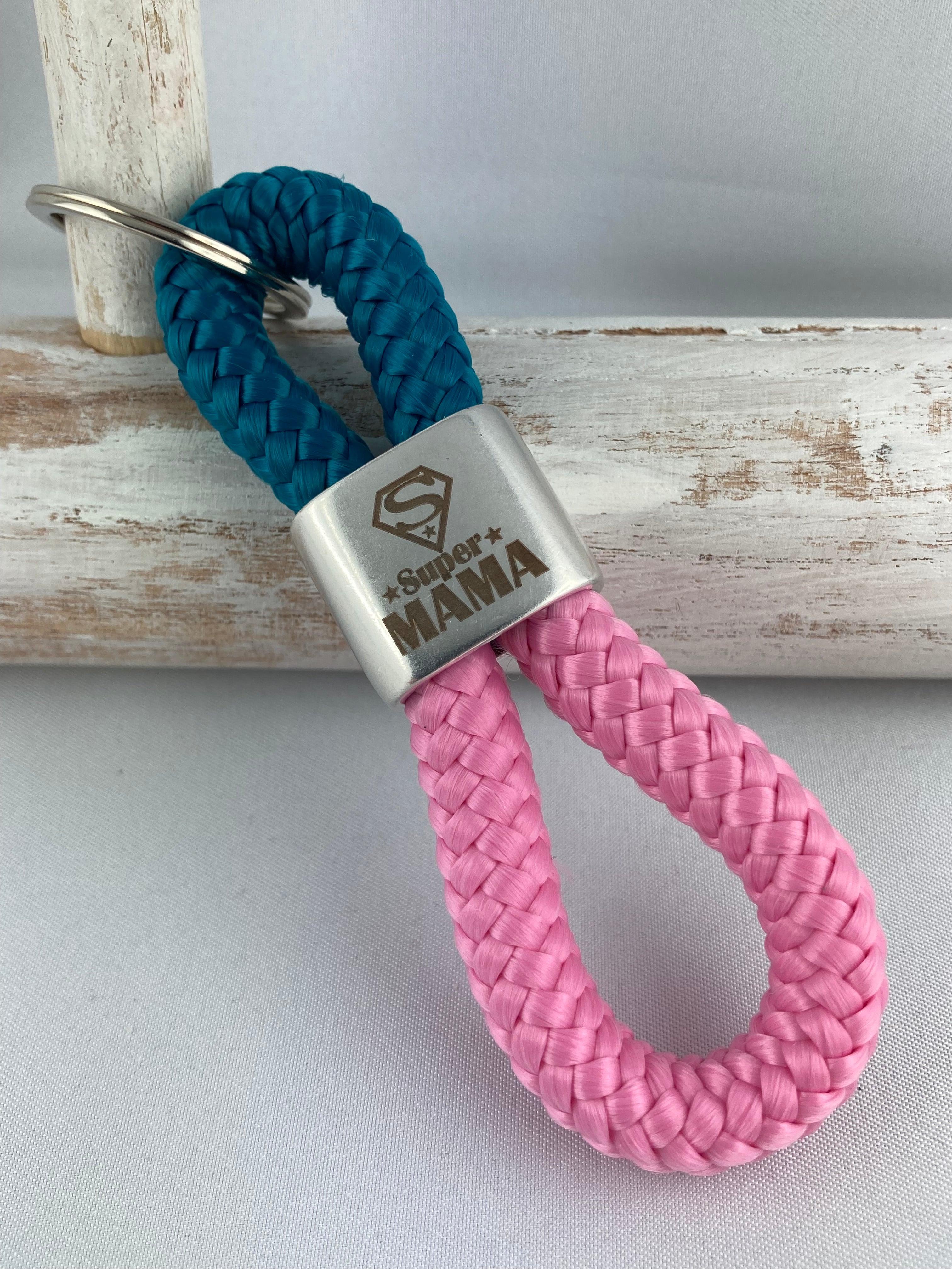 Schlüsselanhänger aus Segelseil mit Gravur "Super Mama" - handgefertigt und stylisch in petrol/ rosa