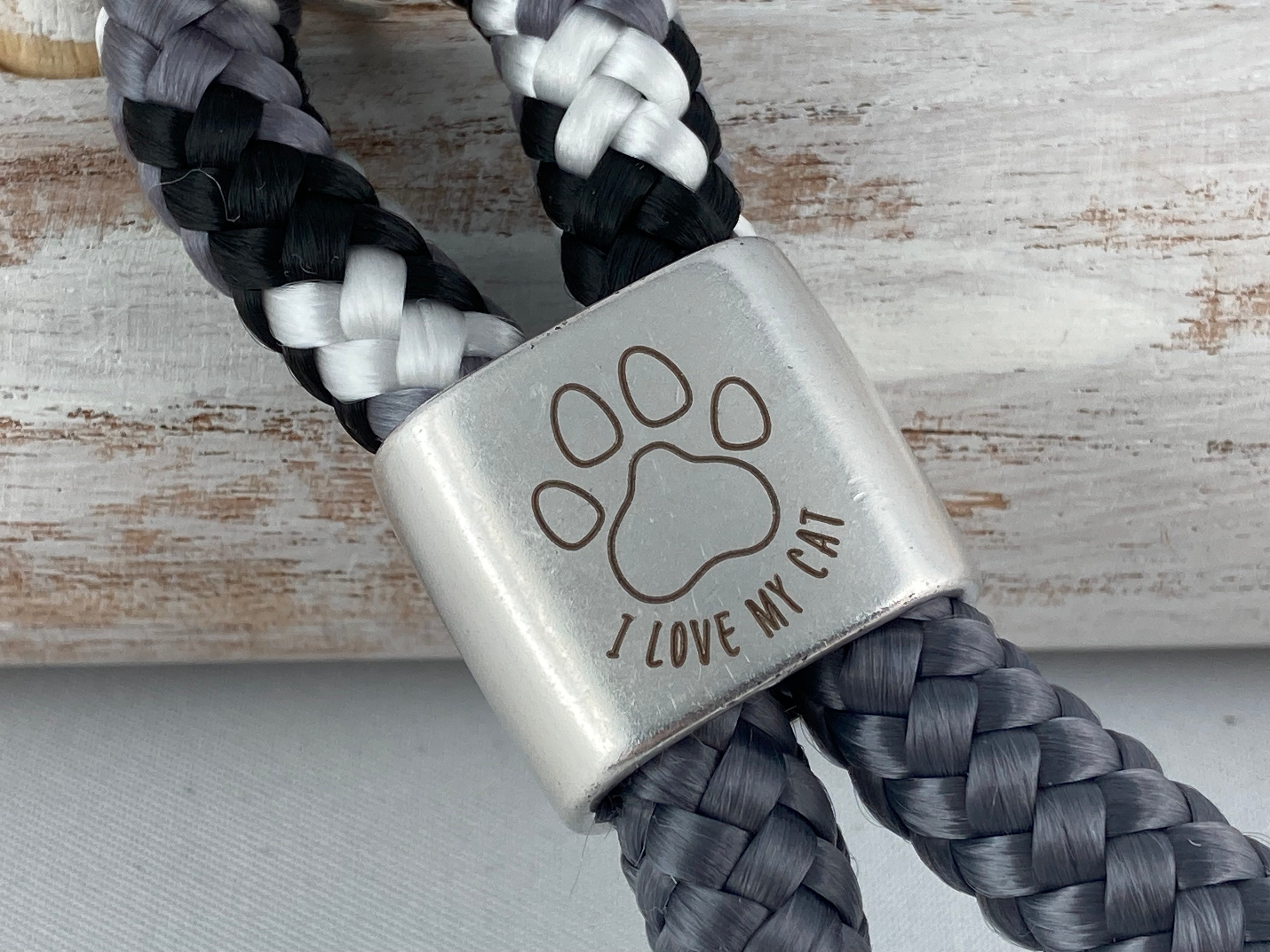 Schlüsselanhänger aus Segelseil mit Gravur "I love my cat" - handgefertigt und stilvoll in schwarz-weiß-grau/ grau