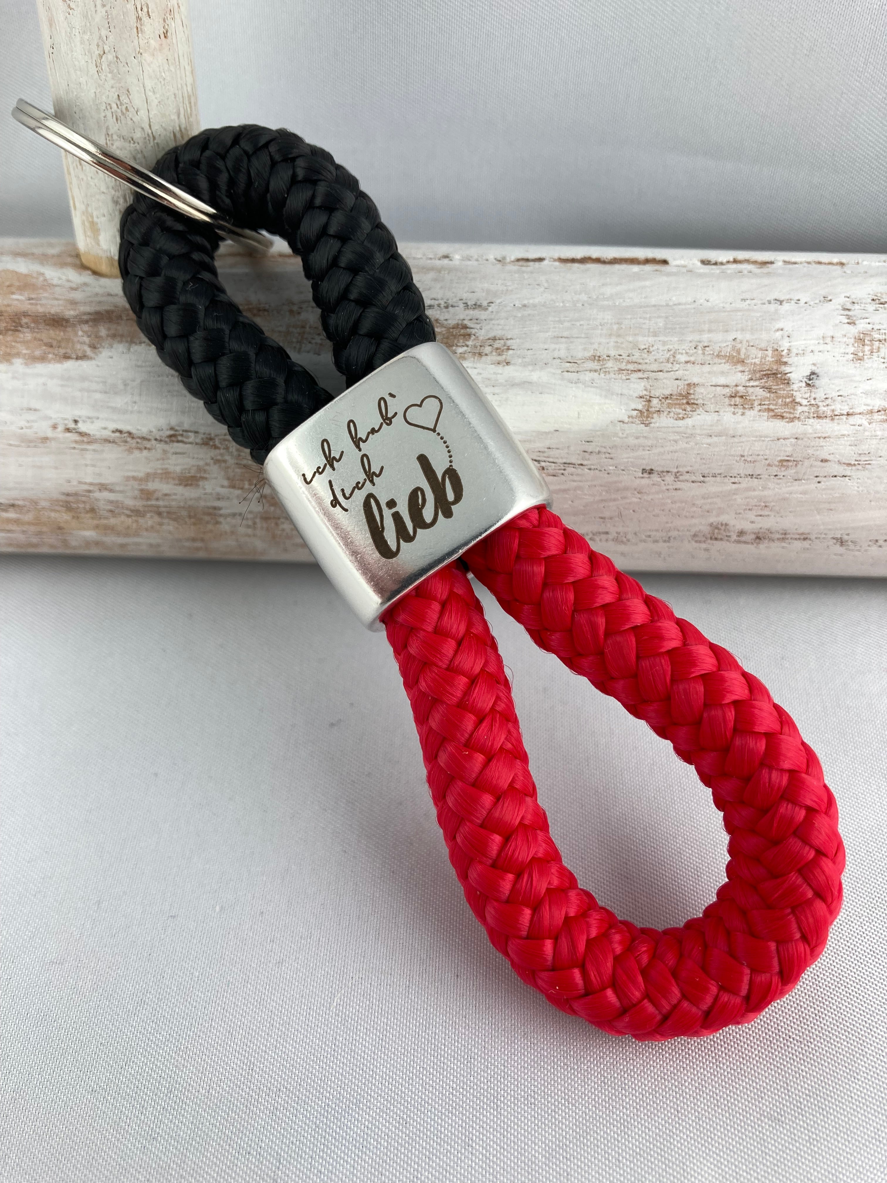 Schlüsselanhänger aus Segelseil mit Gravur "ich hab' dich lieb" - Handgefertigt in schwarz/ rot