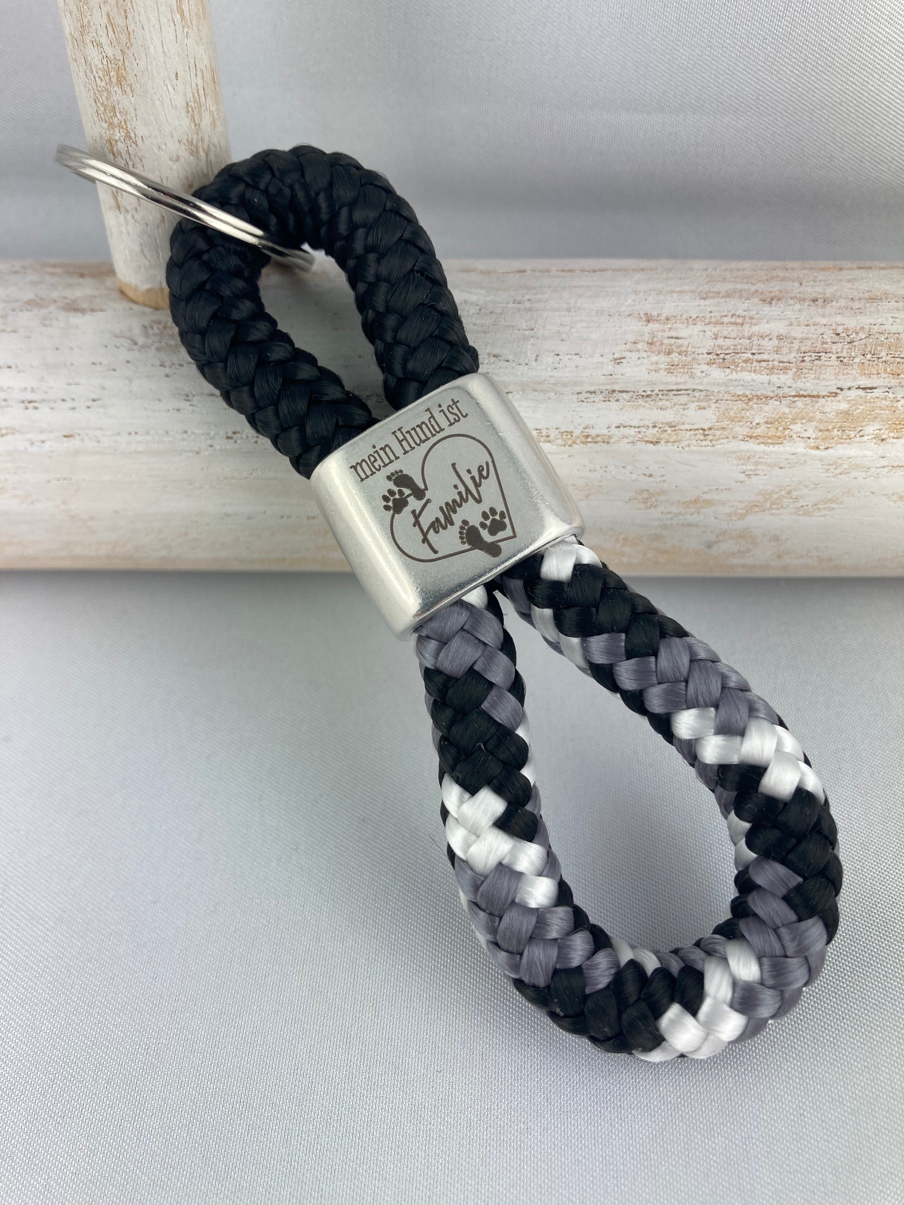 Schlüsselanhänger "mein Hund ist Familie" - handgefertigt aus Segelseil - Farben wählbar