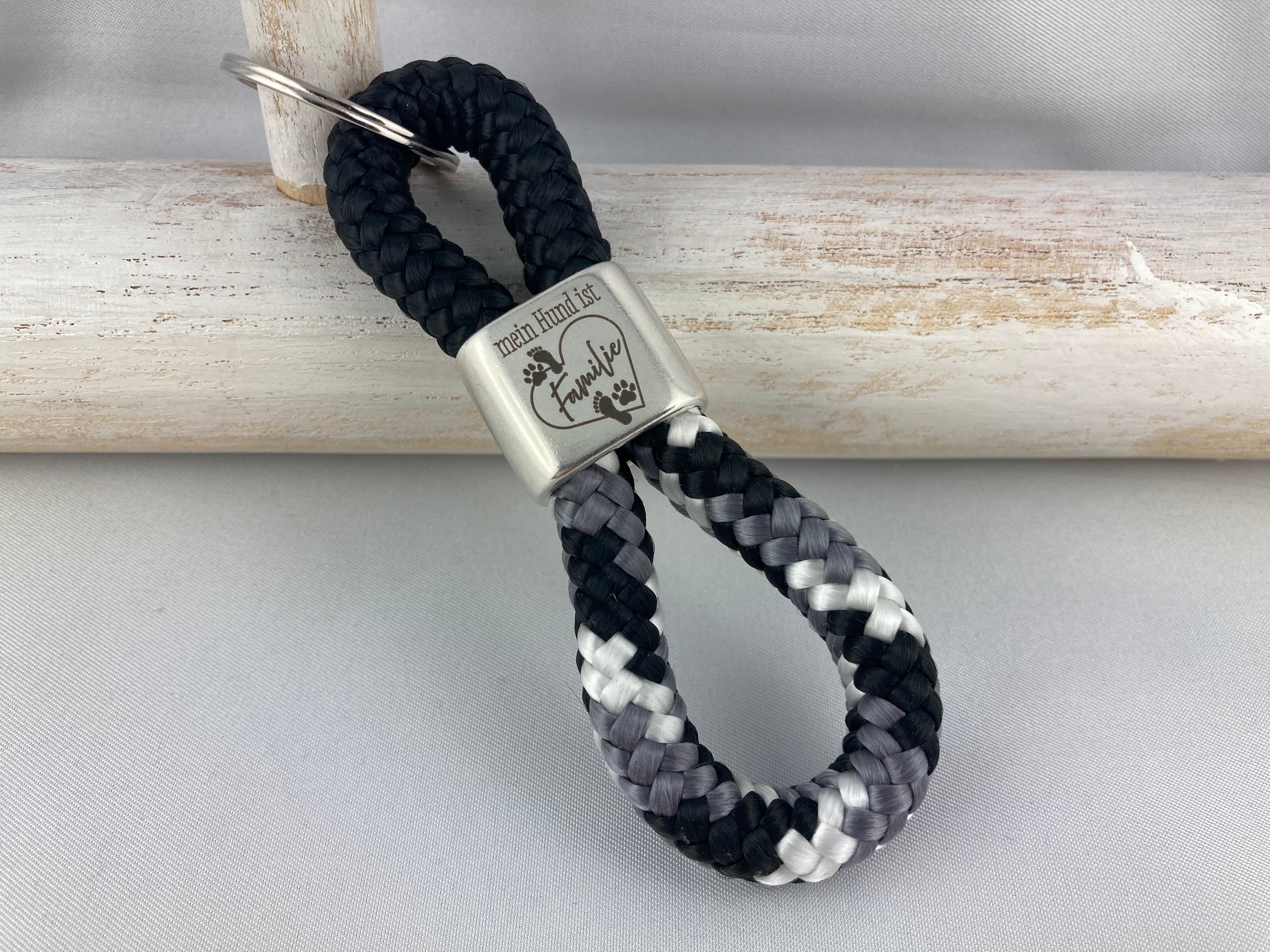 Schlüsselanhänger "mein Hund ist Familie" - schwarz/ schwarz-weiß-grau - Segelseil handgefertigt