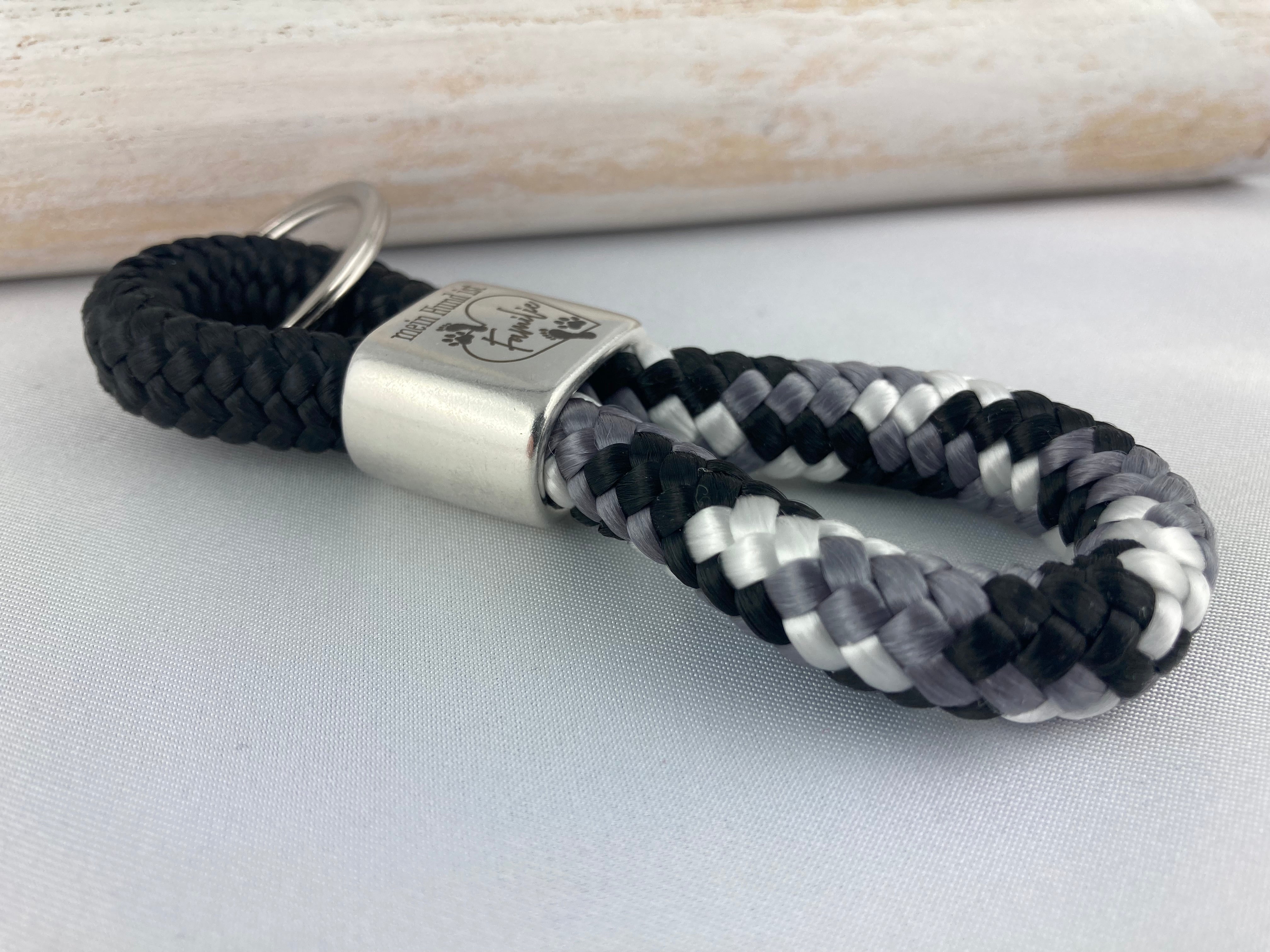 Schlüsselanhänger "mein Hund ist Familie" - schwarz/ schwarz-weiß-grau - Segelseil handgefertigt