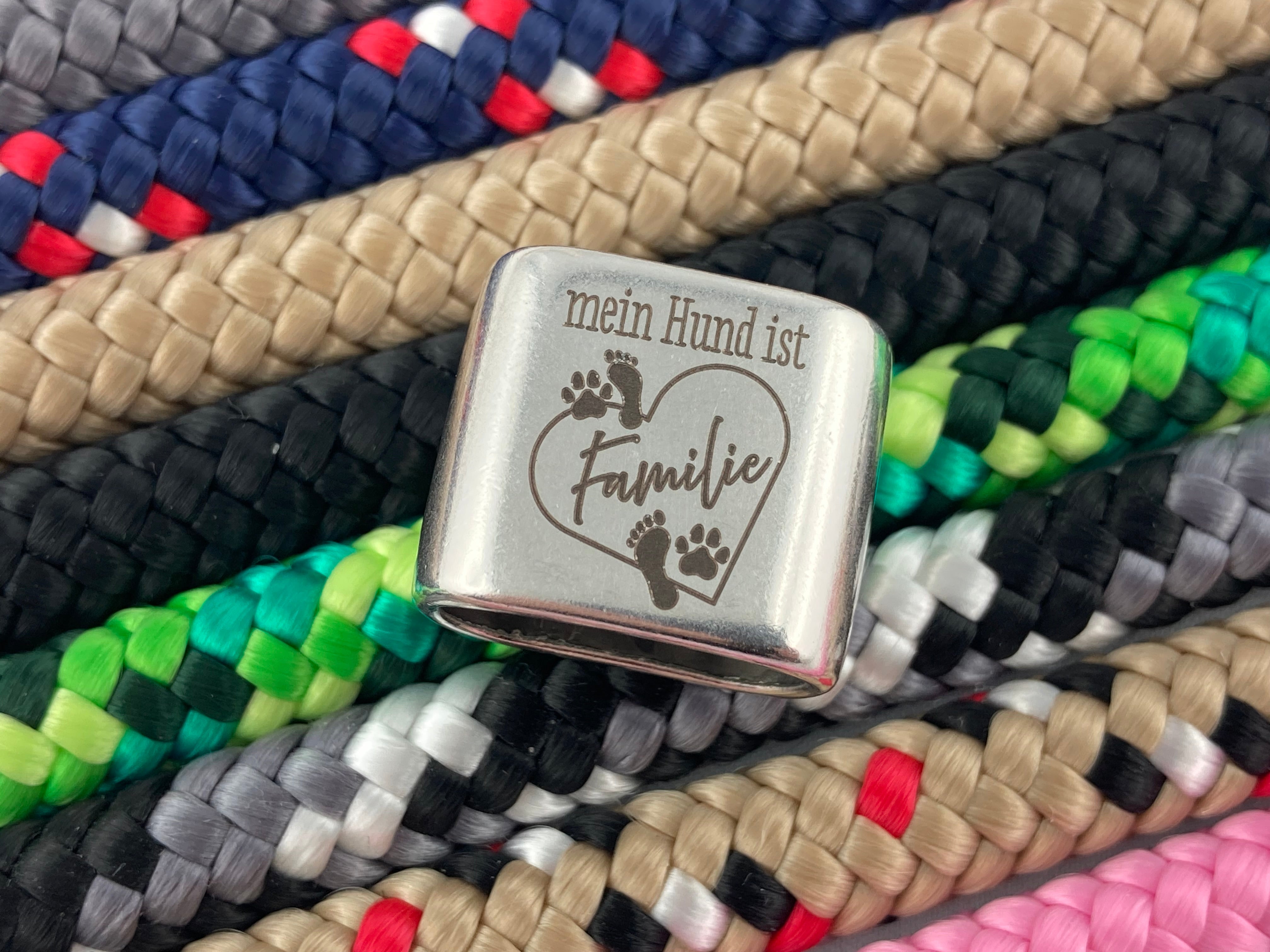 Schlüsselanhänger "mein Hund ist Familie" - handgefertigt aus Segelseil - Farben wählbar