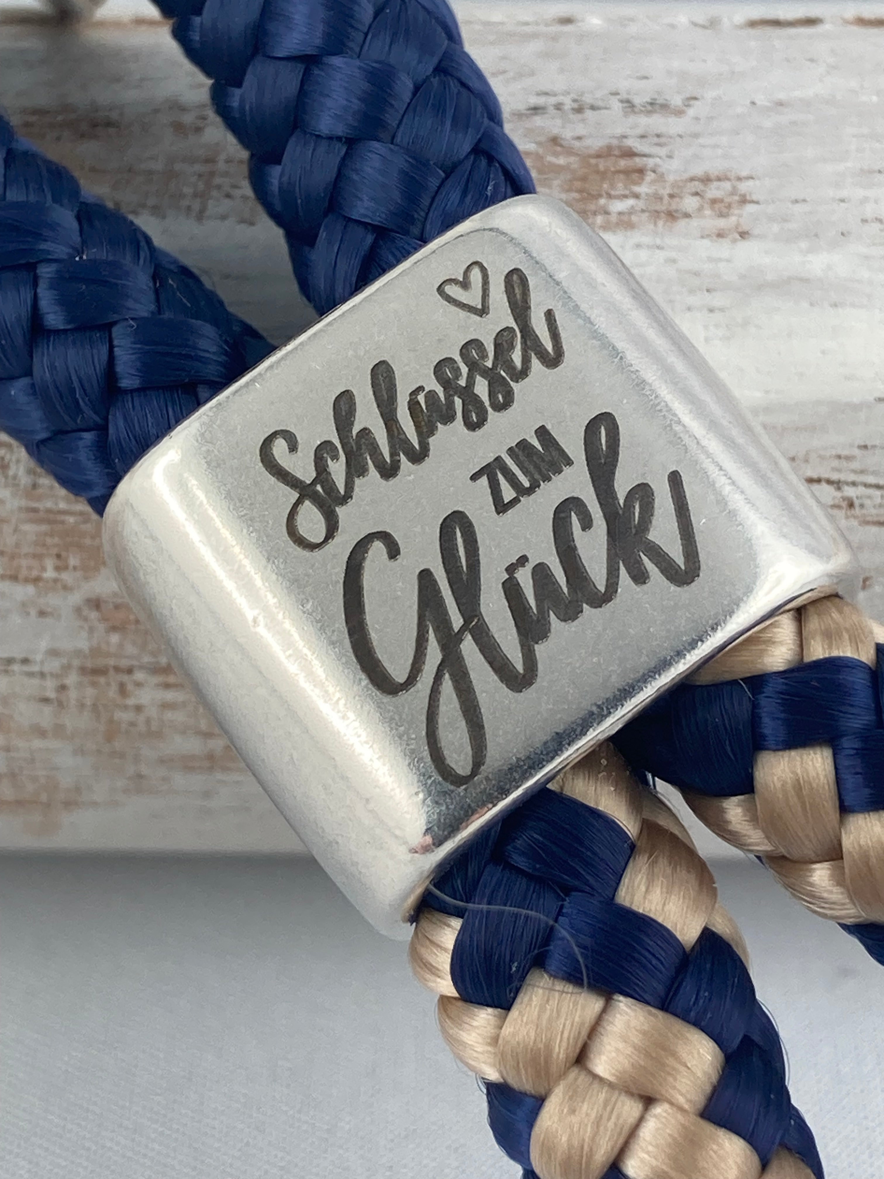 Schlüsselanhänger aus Segelseil mit versilbertem Zwischenstück mit Gravur "Schlüssel zum Glück", dunkelblau/ dunkelblau-beige