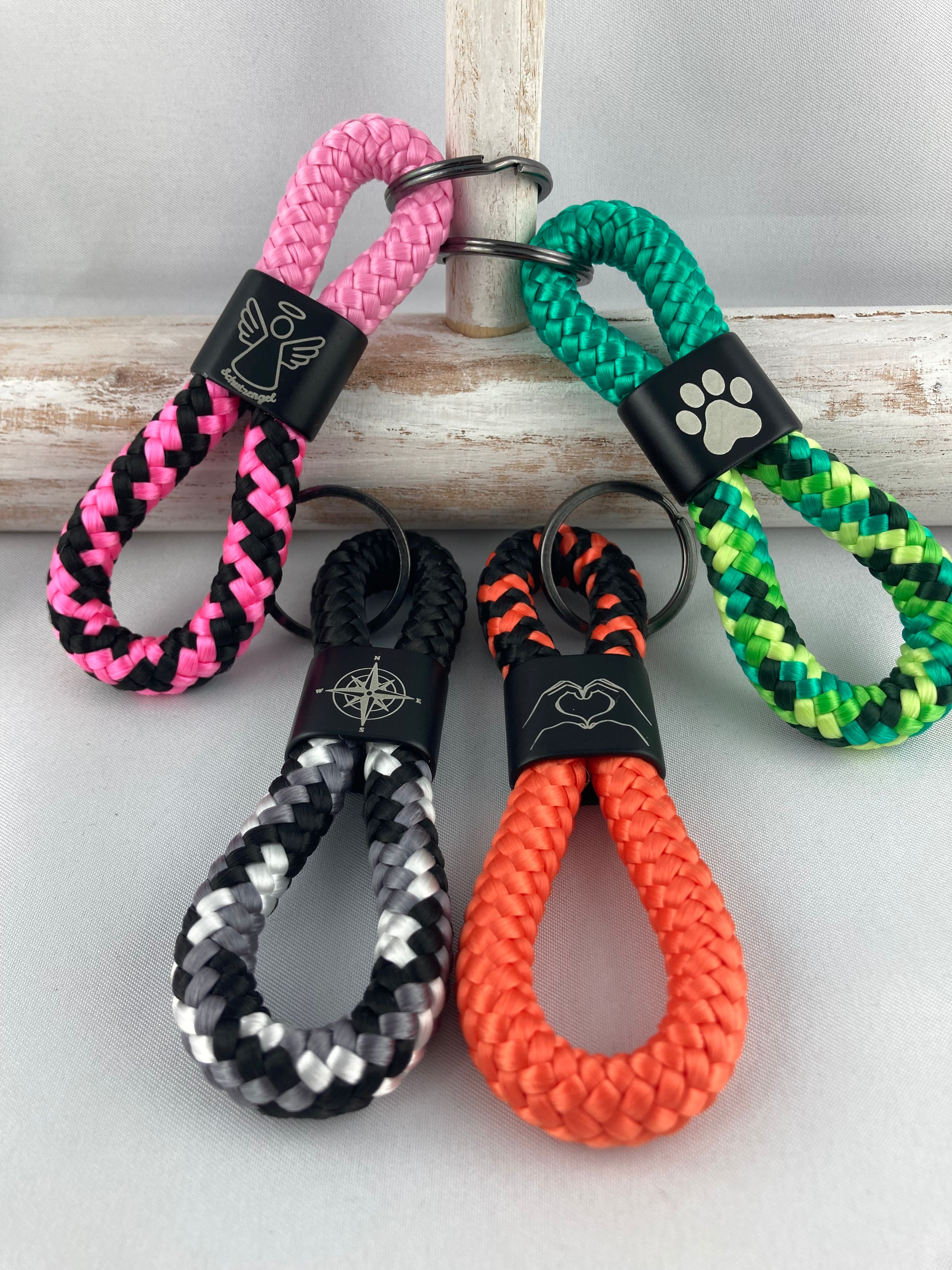 Schlüsselanhänger aus Segelseil mit schwarzem, gravierten Zwischenstück -frei kombinierbar