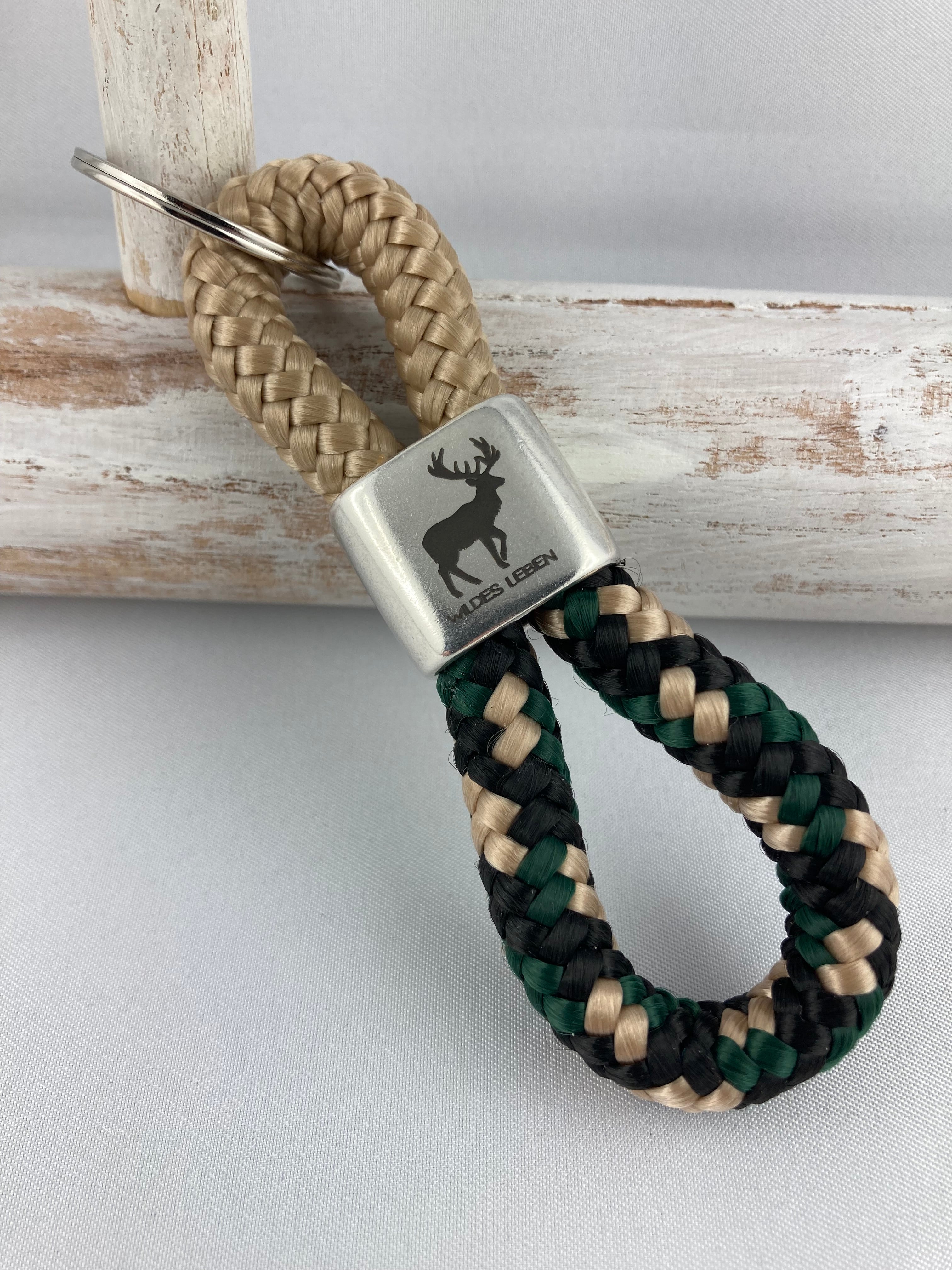 Schlüsselanhänger aus Segelseil mit versilbertem Zwischenstück mit Gravur "Wildes Leben", beige/ schwarz-beige-grün