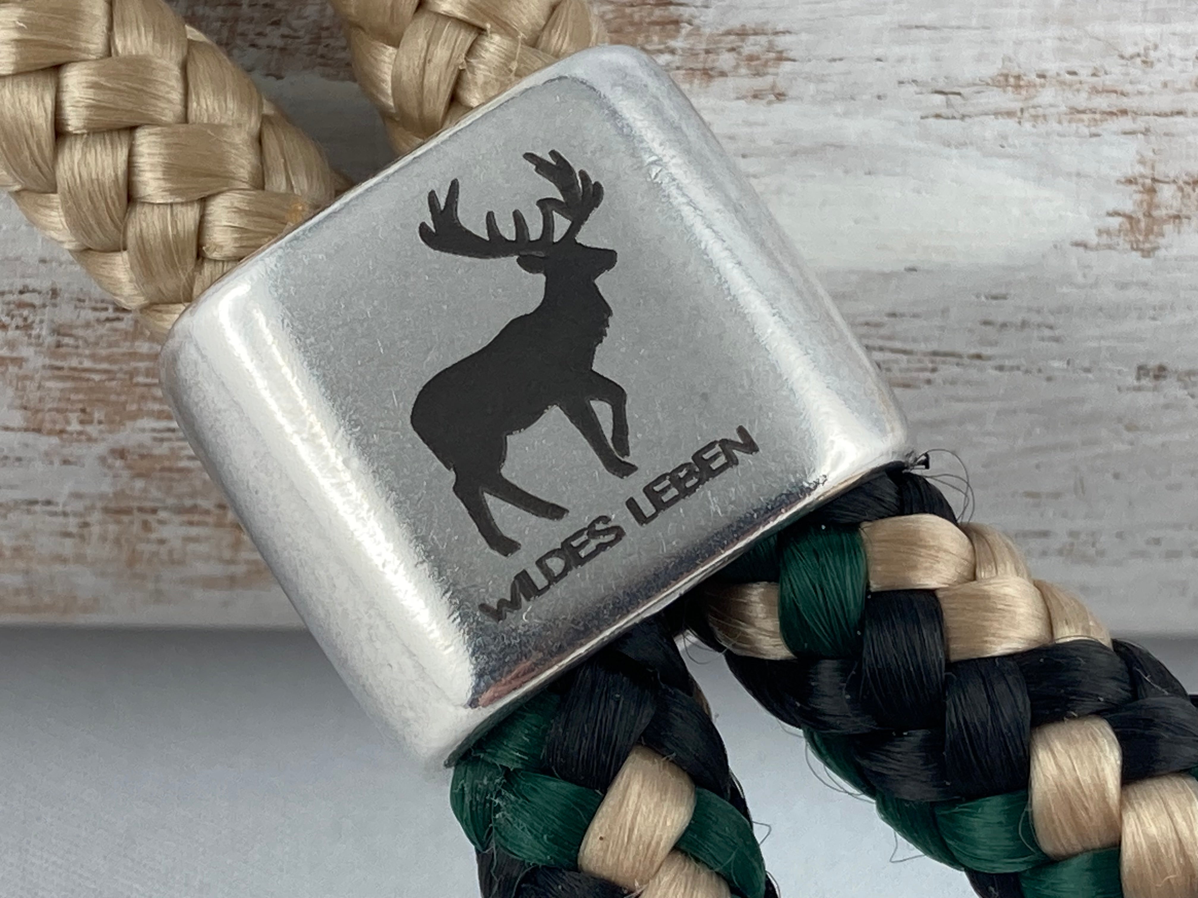 Schlüsselanhänger aus Segelseil mit versilbertem Zwischenstück mit Gravur "Wildes Leben", beige/ schwarz-beige-grün