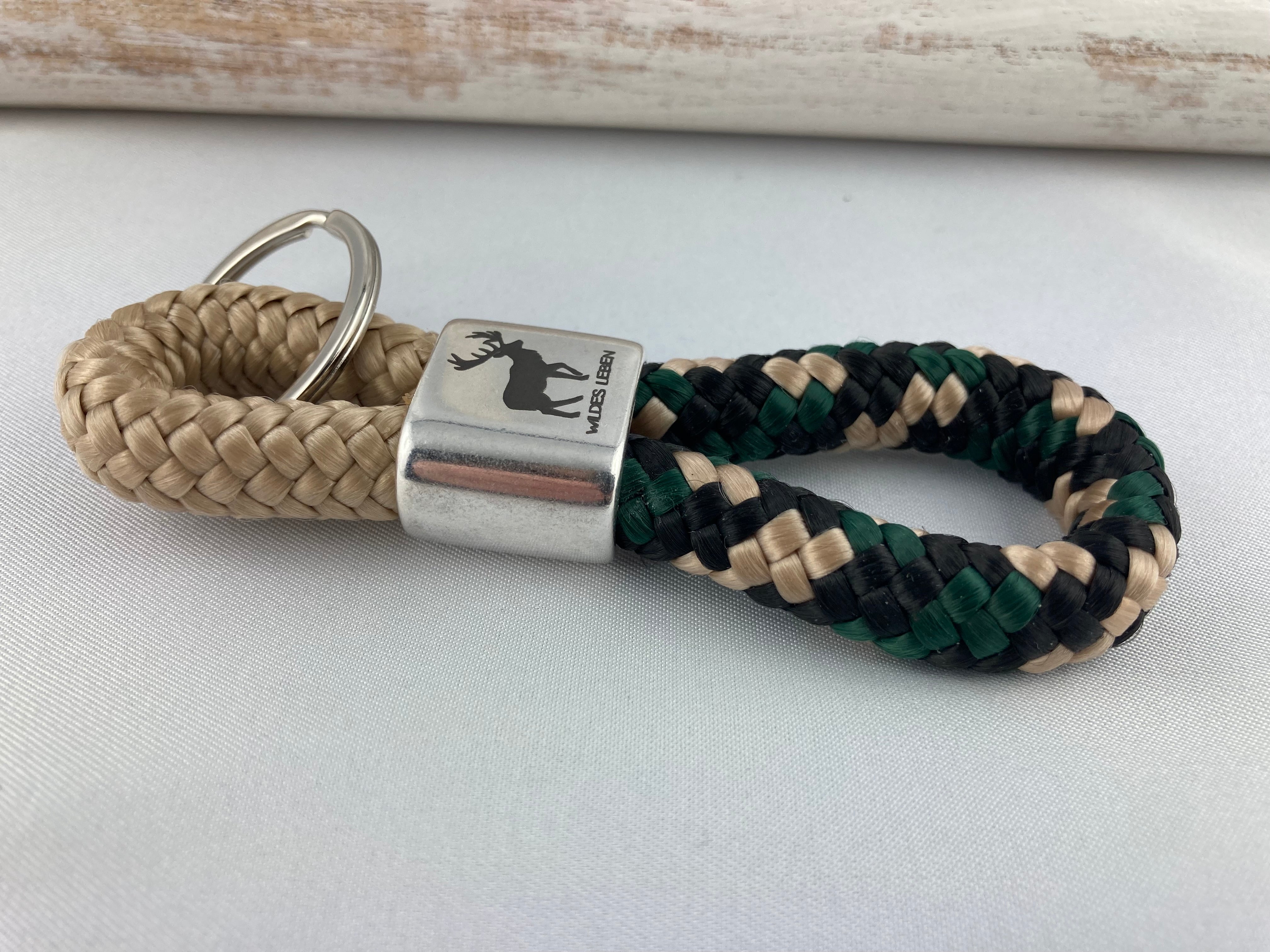 Schlüsselanhänger aus Segelseil mit versilbertem Zwischenstück mit Gravur "Wildes Leben", beige/ schwarz-beige-grün