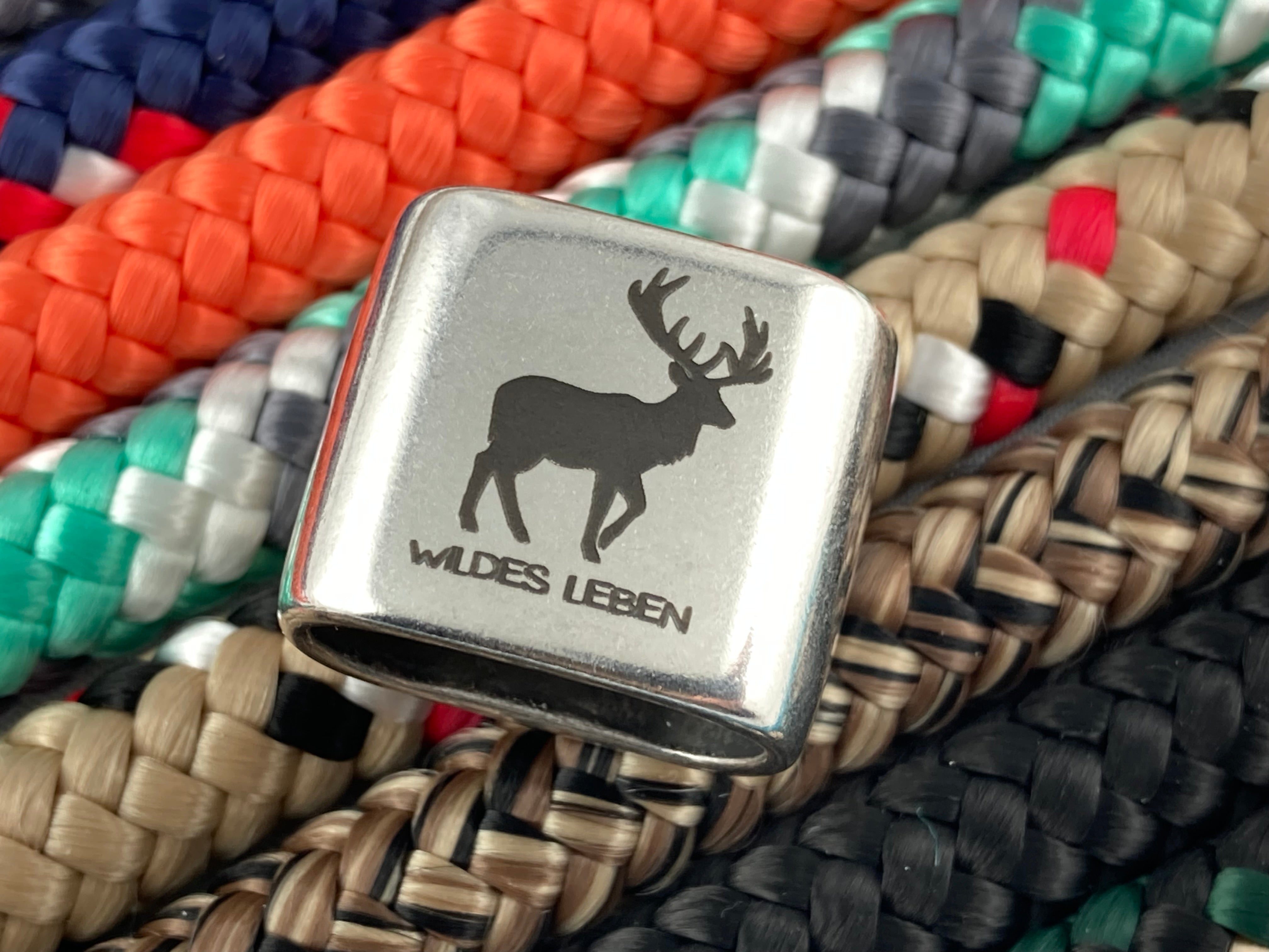 Schlüsselanhänger aus Segelseil mit versilbertem Zwischenstück mit Gravur "Wildes Leben" in Wunschfarbe