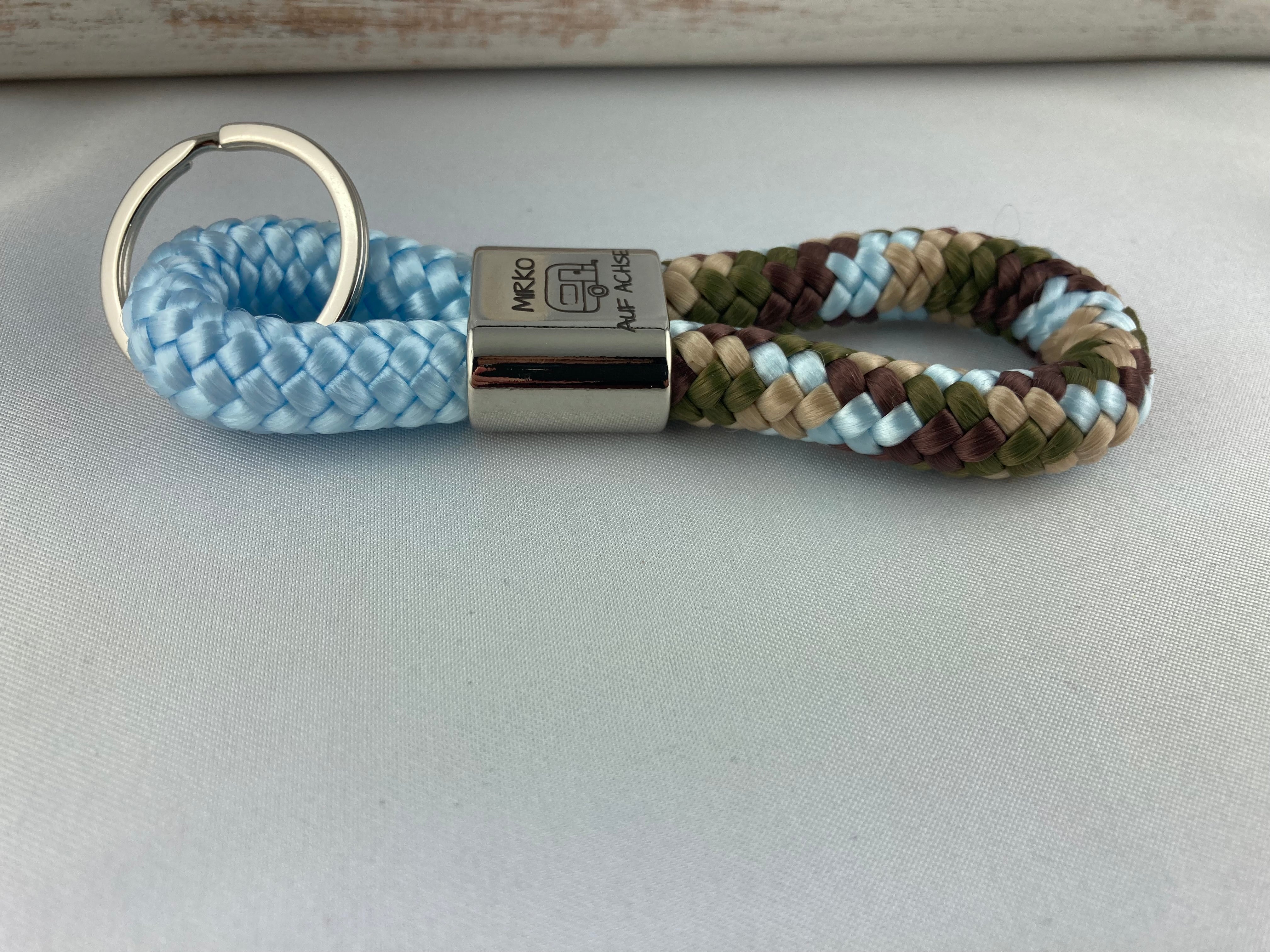 Personalisierter Wohnwagen-Schlüsselanhänger aus Segelseil - mit Namen graviert