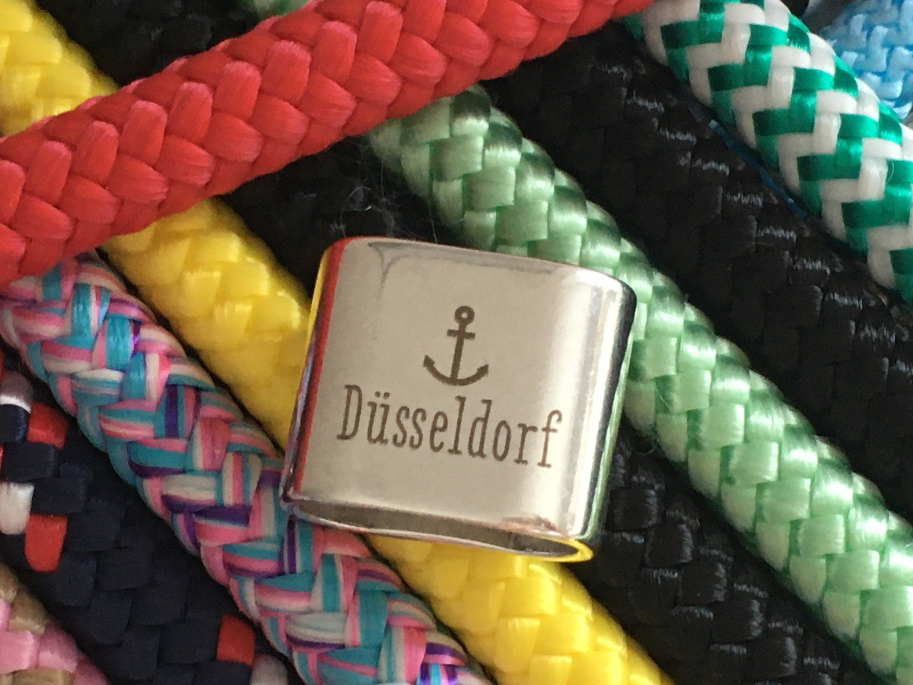 Schlüsselanhänger aus Segelseil mit versilbertem Zwischenstück mit Gravur "Düsseldorf" in Wunschfarbe ganz individuell