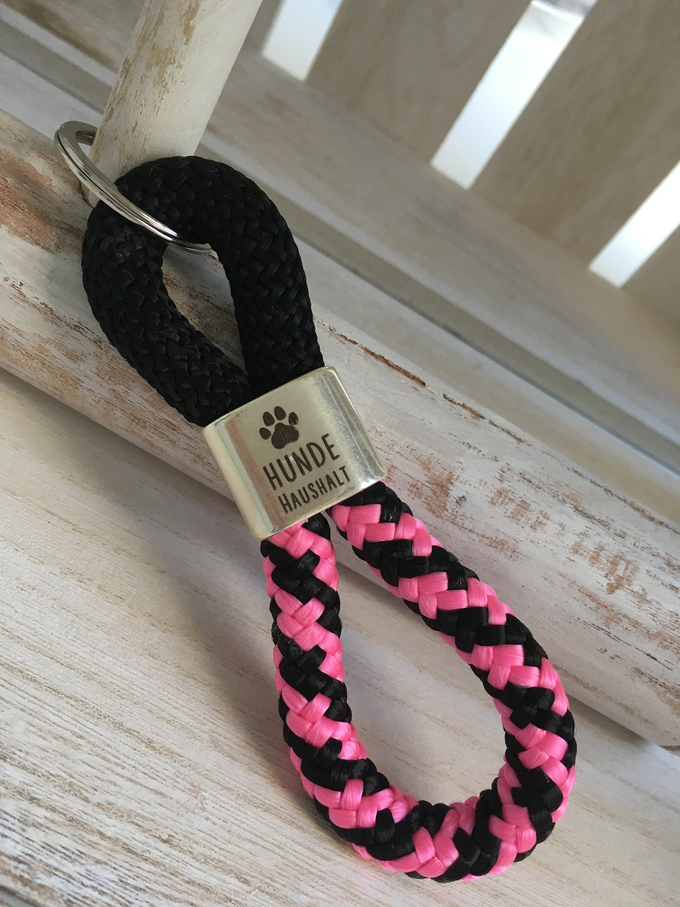 Schlüsselanhänger aus Segelseil mit versilbertem Zwischenstück mit Gravur "Hundehaushalt", schwarz/ schwarz-pink