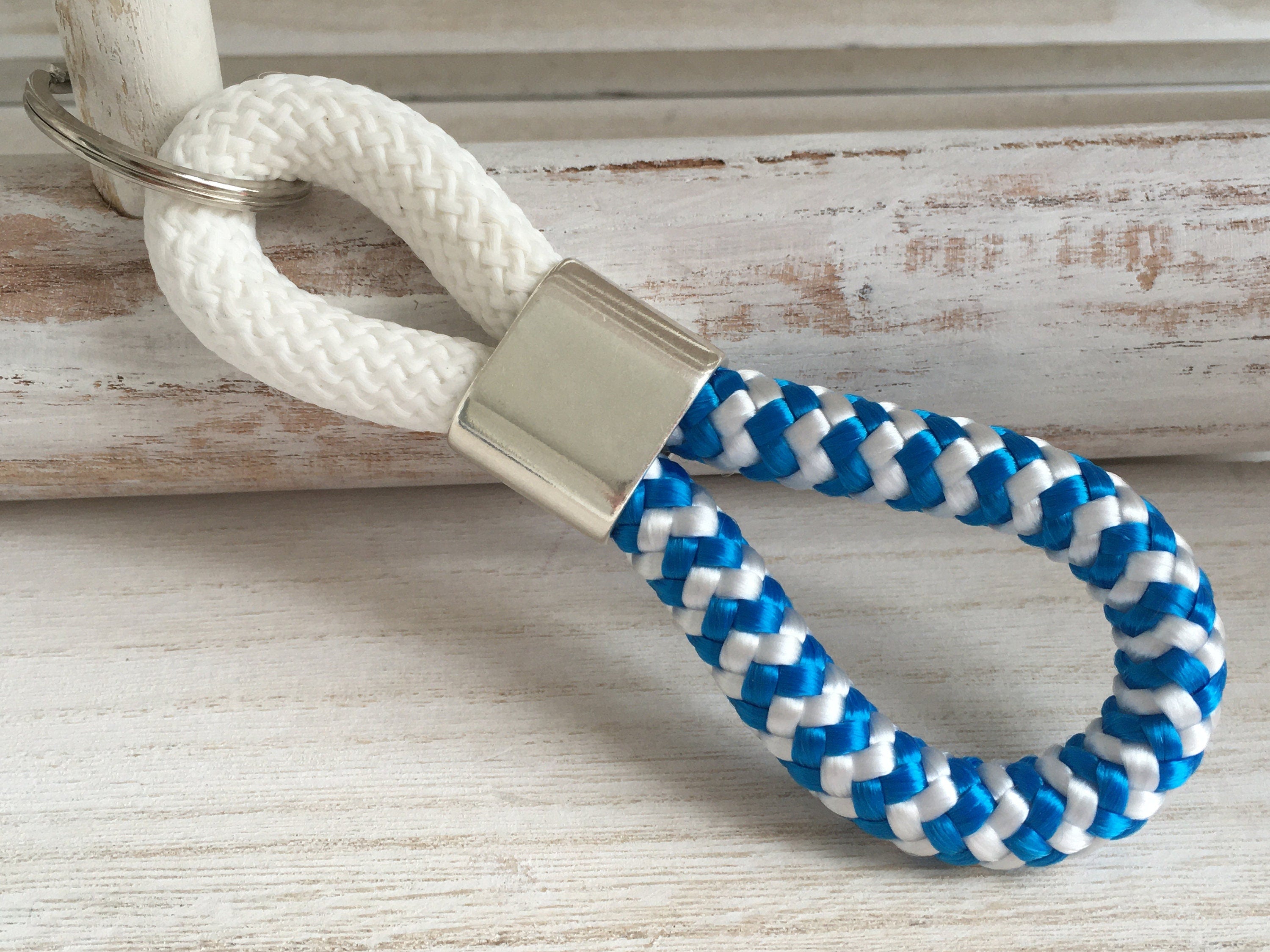 Schlüsselanhänger aus Segelseil mit versilbertem Zwischenstück mit Gravur "Mein Glücksstern" mit kleinem Sternanhänger in Wunschfarbe