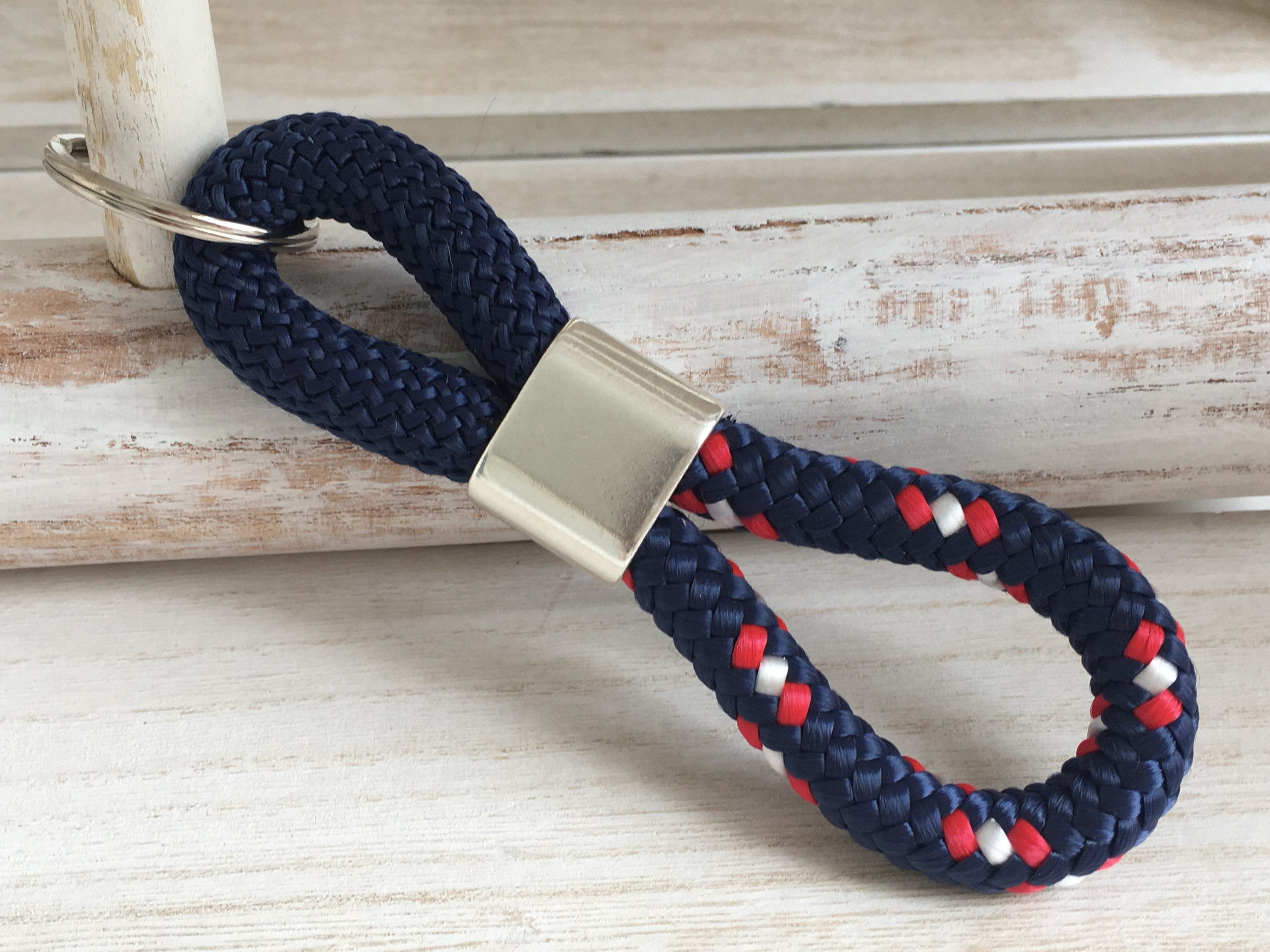 Schlüsselanhänger aus Segelseil mit versilbertem Zwischenstück mit Gravur "smile" in Wunschfarbe ganz individuell