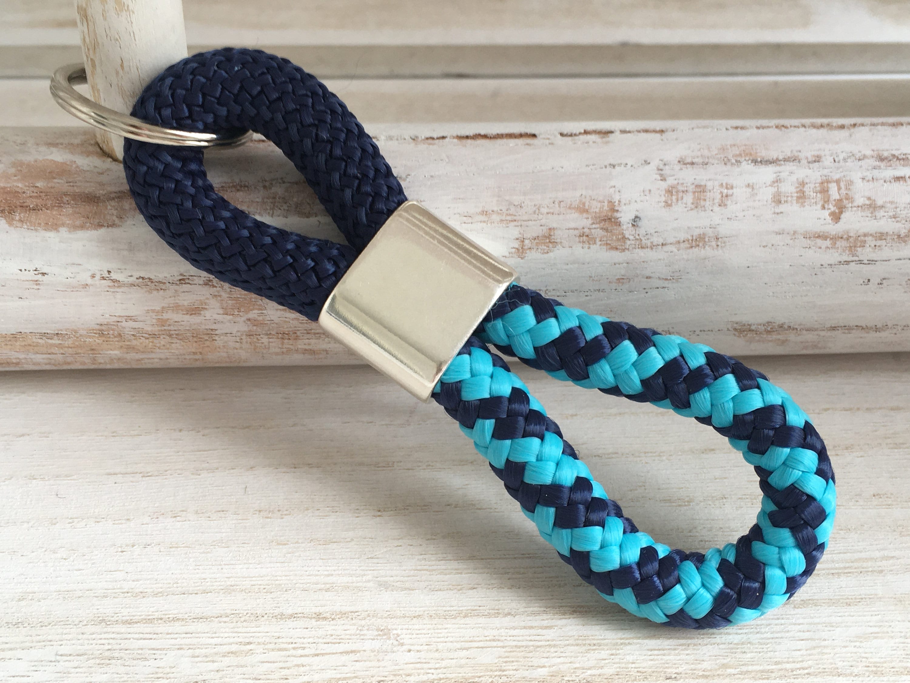 Schlüsselanhänger aus Segelseil mit versilbertem Zwischenstück mit Gravur "Make a little wish" in Wunschfarbe ganz individuell