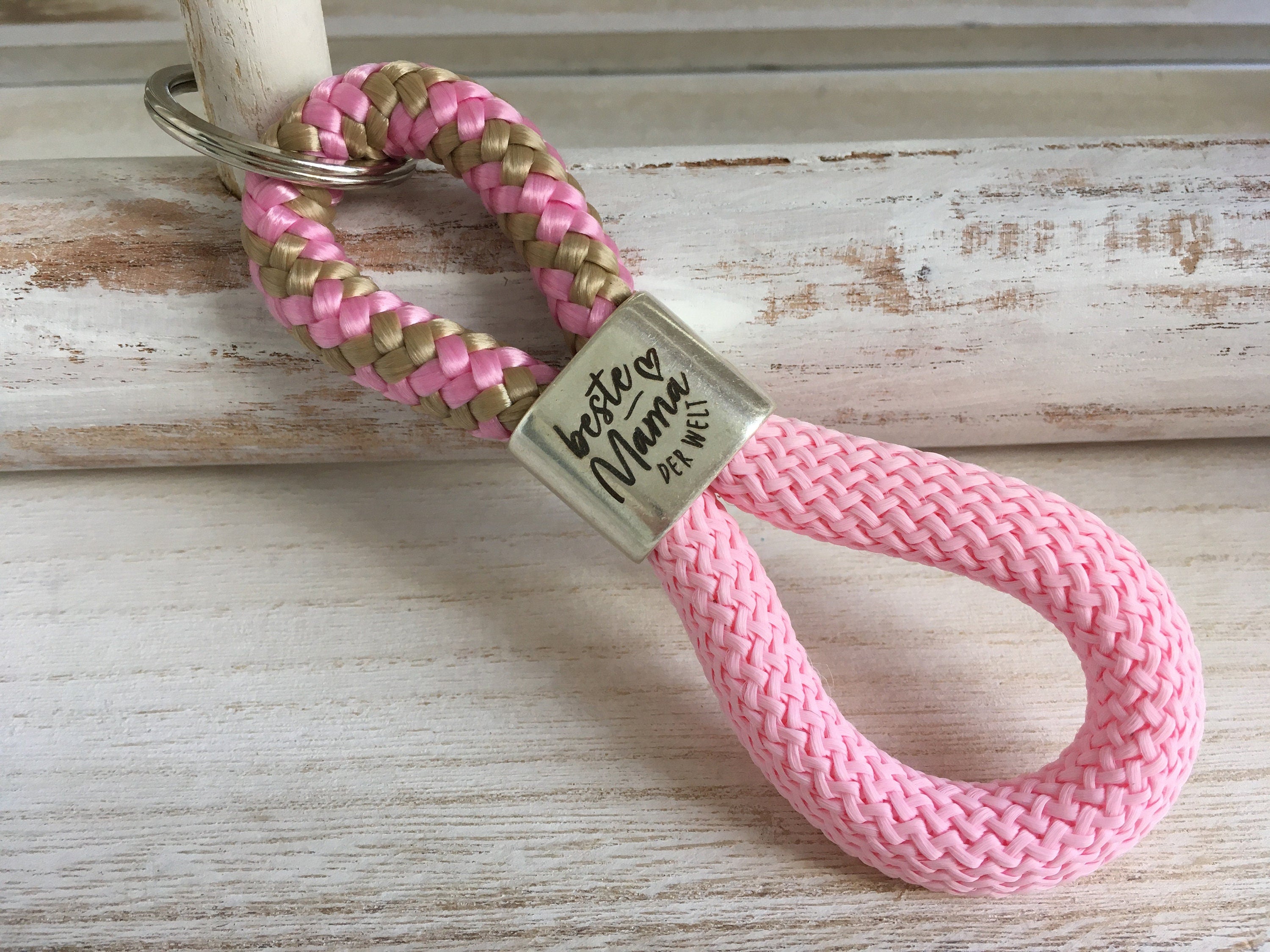 Schlüsselanhänger aus Segelseil mit versilbertem Zwischenstück mit Gravur "Beste Mama der Welt", rosa-beige/ rosa