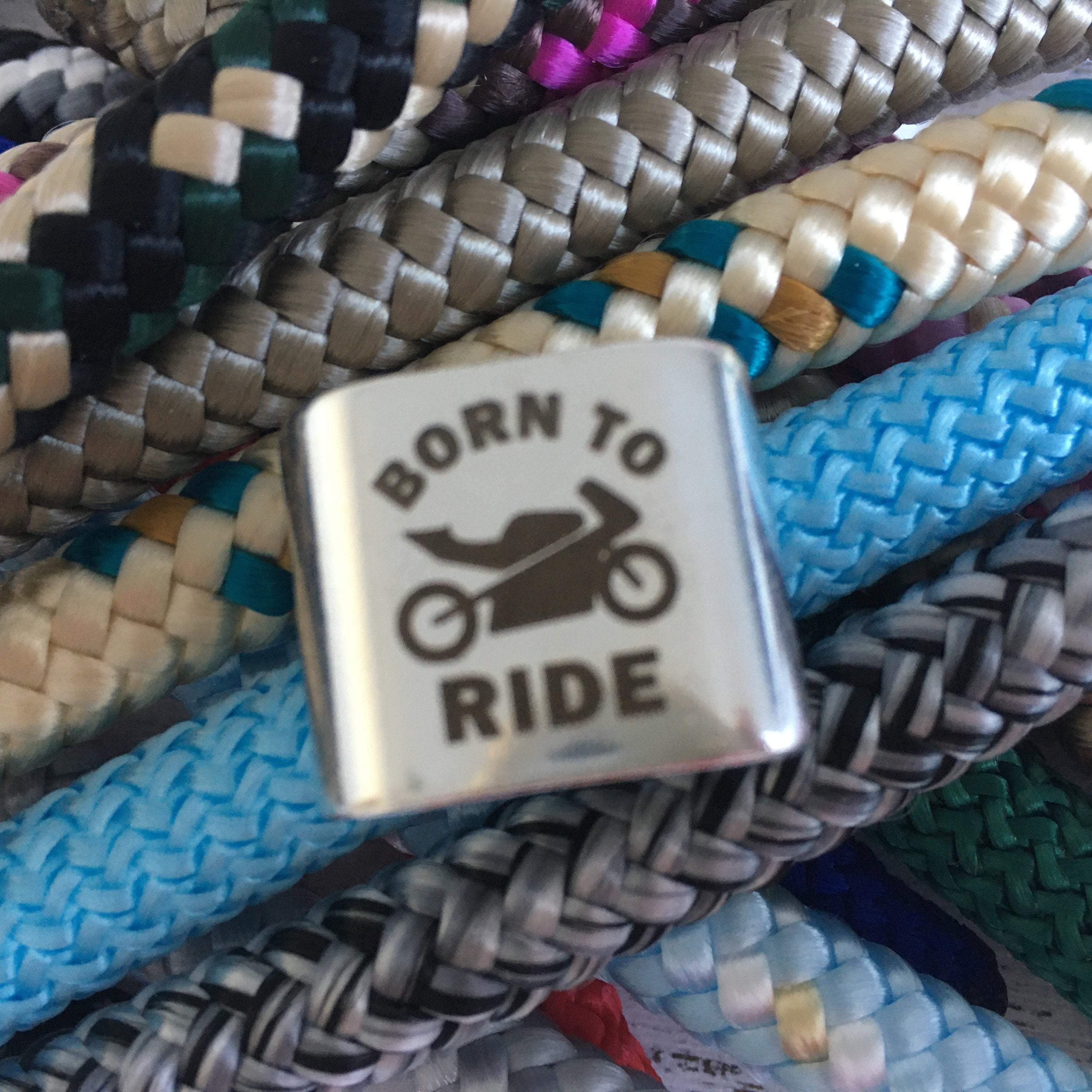 Schlüsselanhänger aus Segelseil mit versilbertem Zwischenstück mit Gravur "Born to ride" nach Wunsch ganz individuell