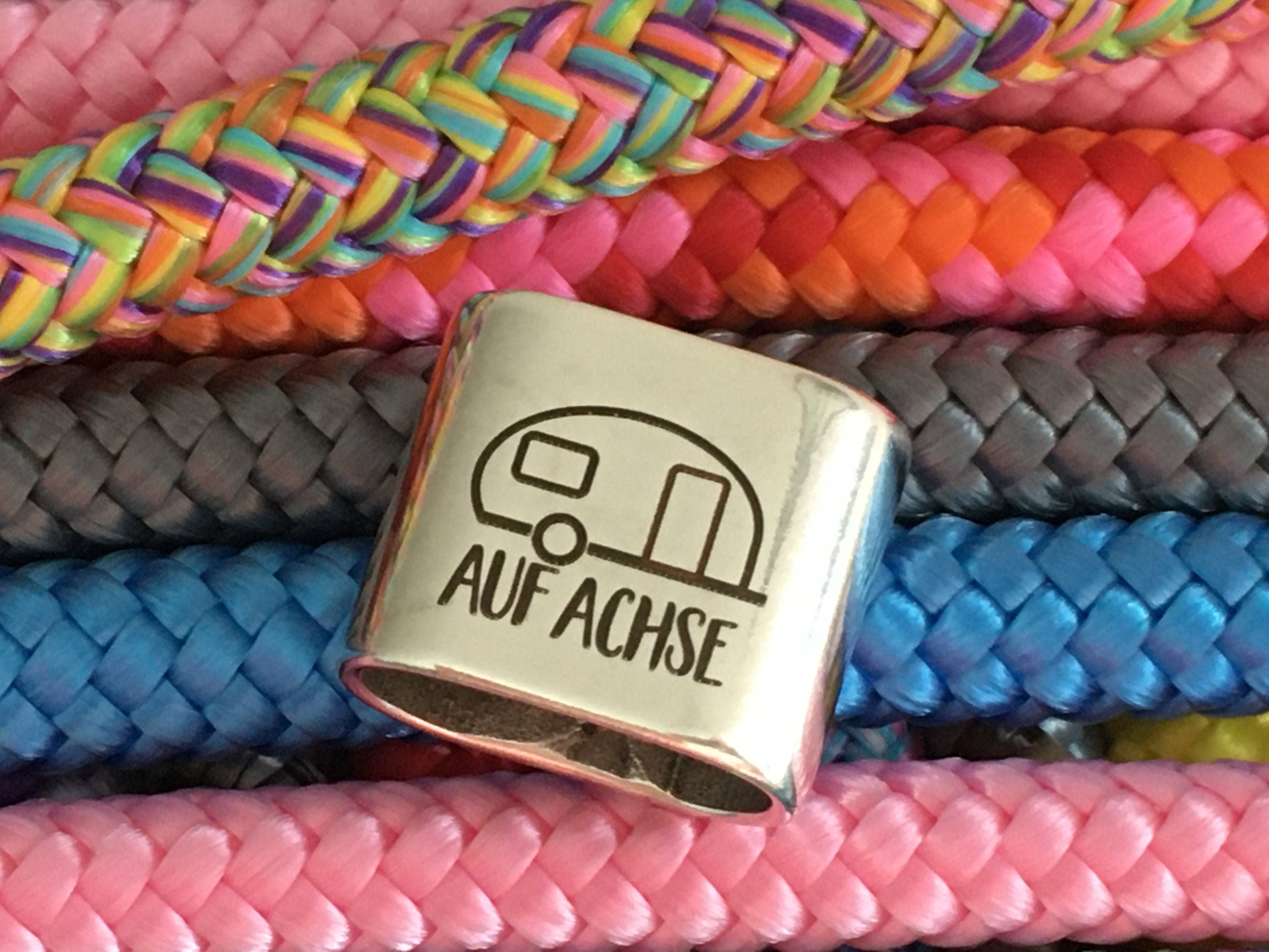 Schlüsselanhänger aus Segelseil mit versilbertem Zwischenstück mit Gravur "Auf Achse" (Wohnwagen) in Wunschfarbe ganz individuell