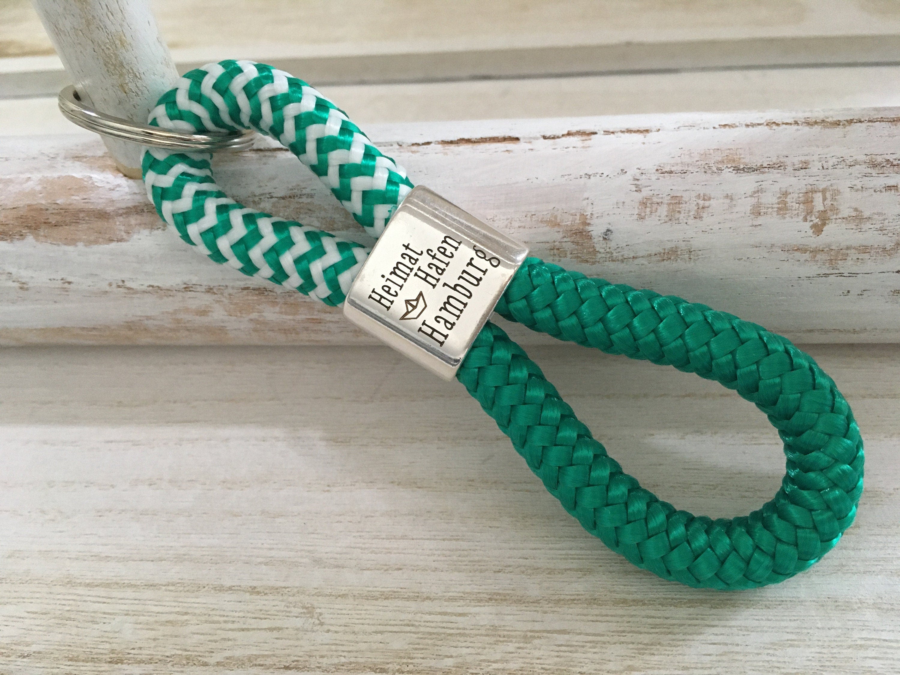 Schlüsselanhänger aus Segelseil mit versilbertem Zwischenstück mit Gravur "Heimathafen Hamburg" grün-weiß/ grün