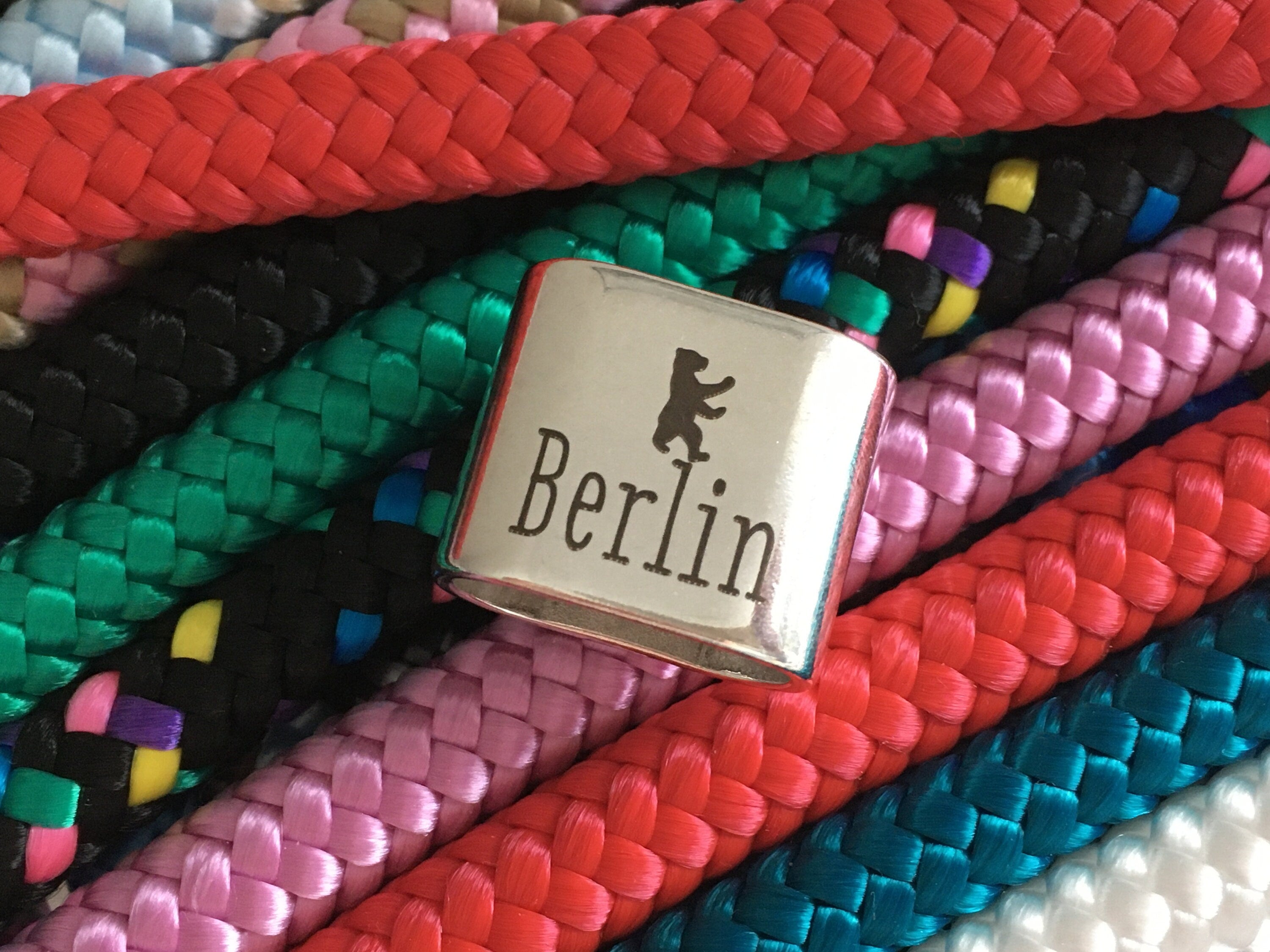 Schlüsselanhänger aus Segelseil mit versilbertem Zwischenstück mit Gravur "Berlin" in Wunschfarbe ganz individuell