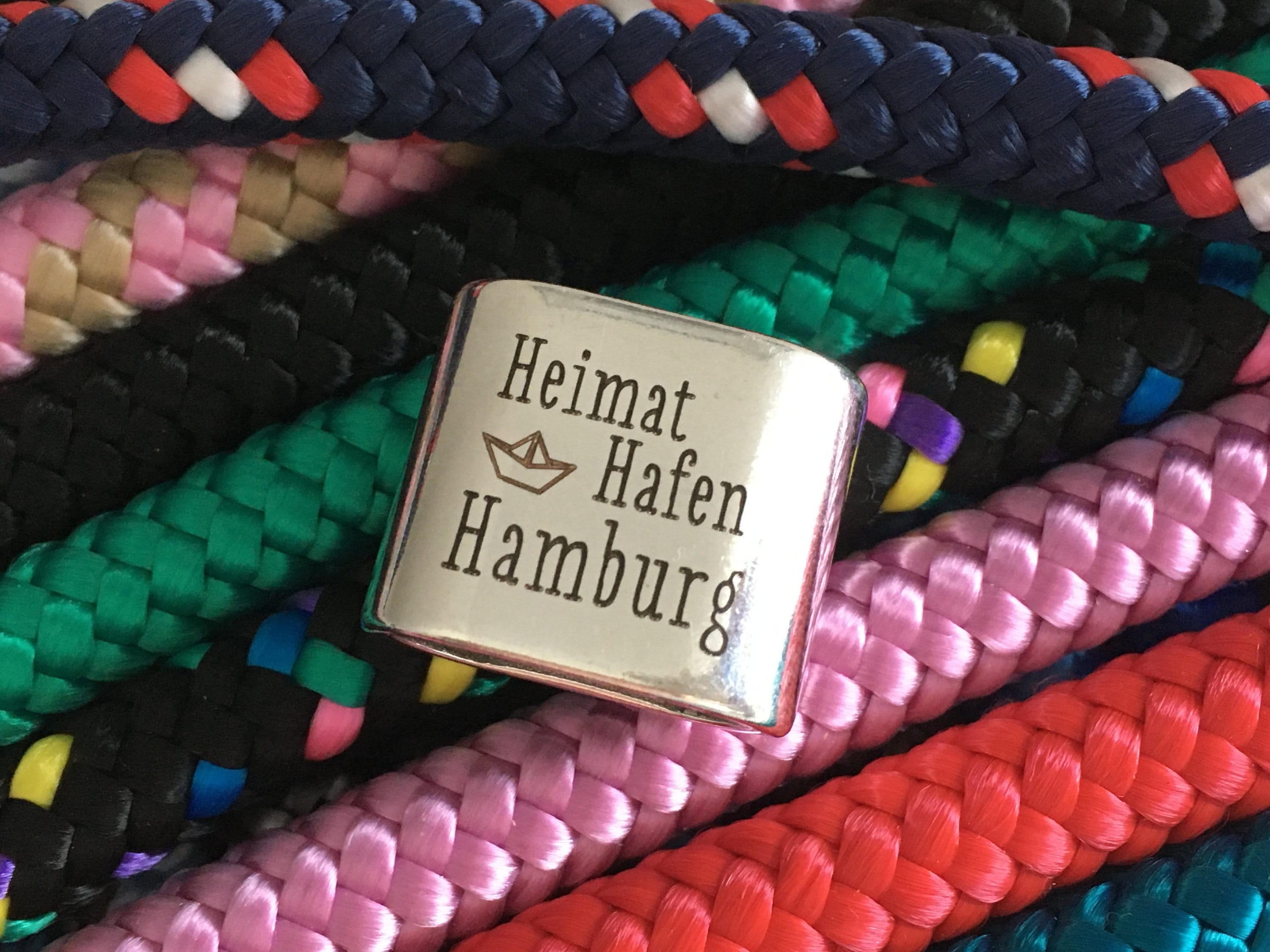 Schlüsselanhänger aus Segelseil mit versilbertem Zwischenstück mit Gravur "Heimathafen Hamburg" in Wunschfarbe ganz individuell