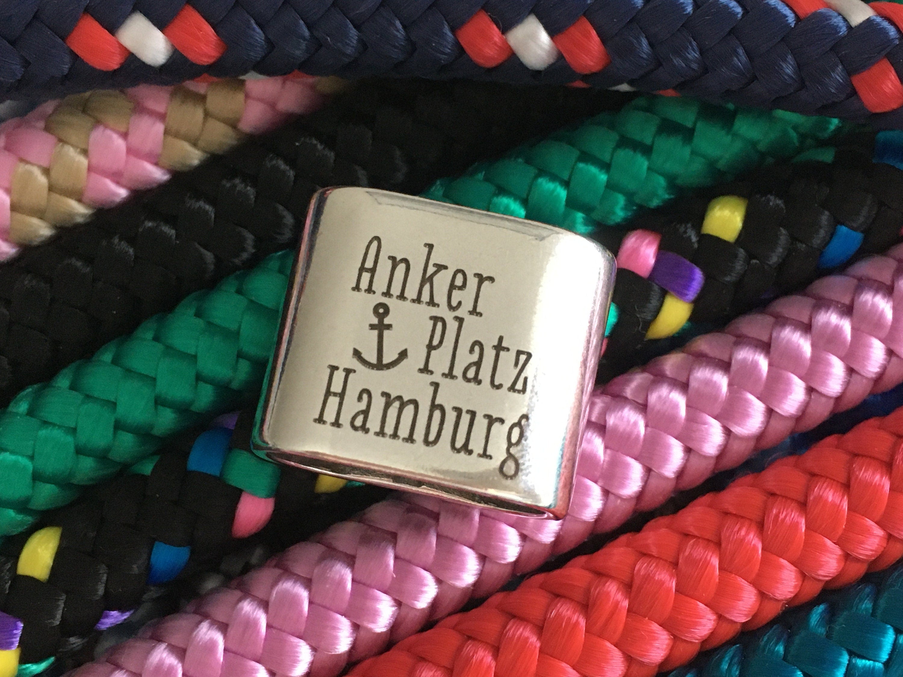 Schlüsselanhänger aus Segelseil mit versilbertem Zwischenstück mit Gravur "Ankerplatz Hamburg" in Wunschfarbe ganz individuell
