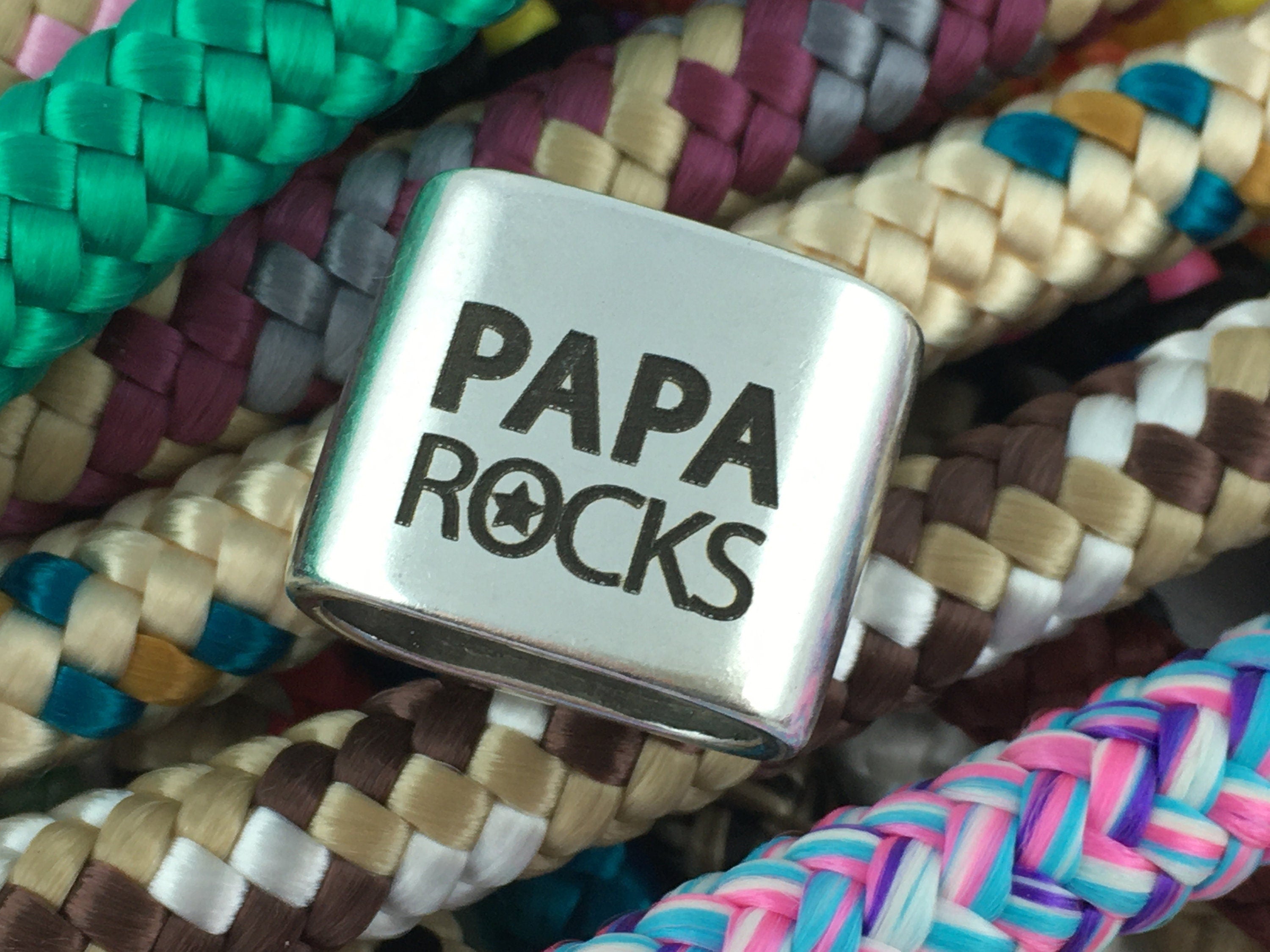 Schlüsselanhänger aus Segelseil mit versilbertem Zwischenstück mit Gravur "PAPA ROCKS" in Wunschfarbe ganz individuell