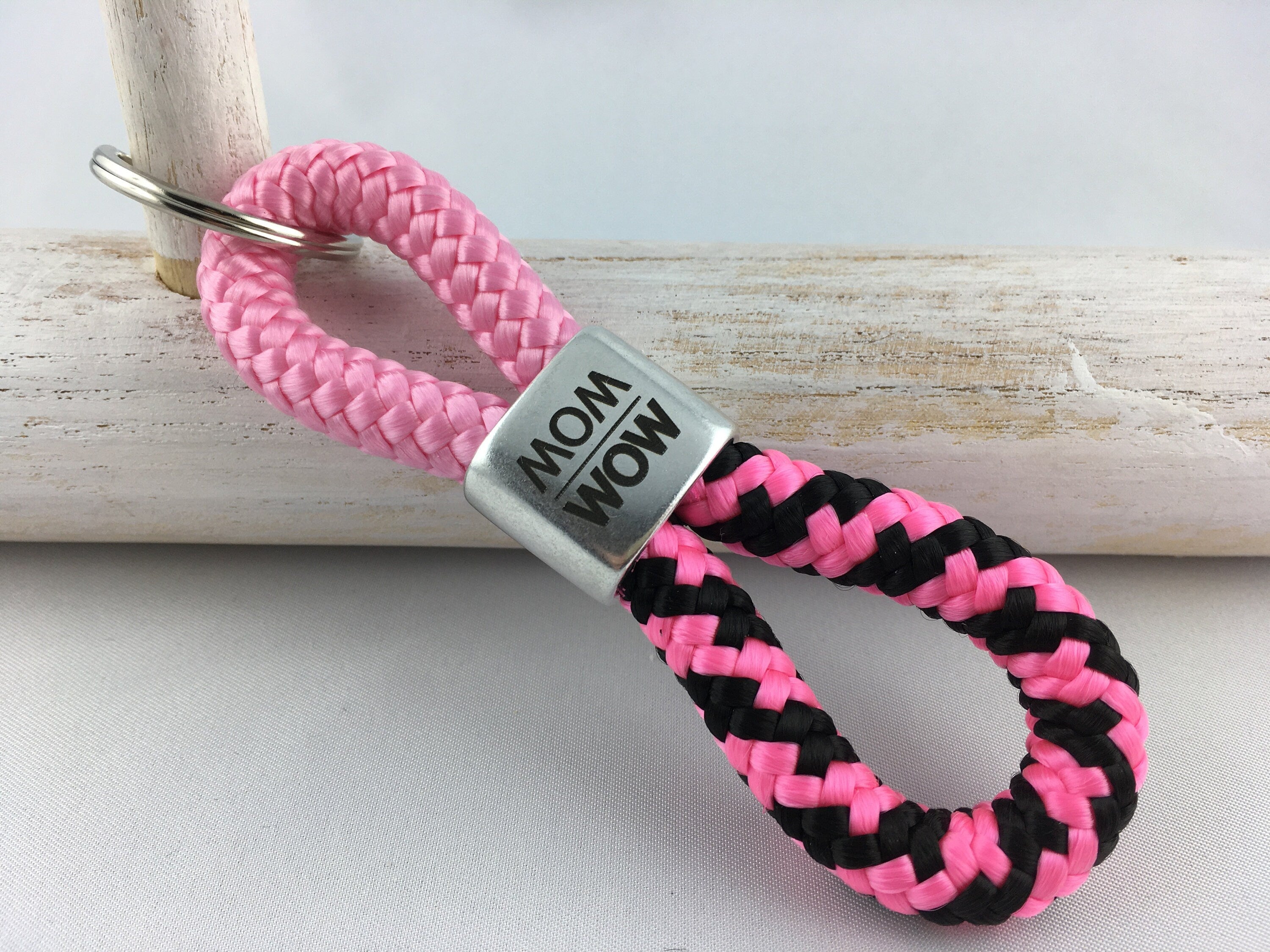 Schlüsselanhänger aus Segelseil mit versilbertem Zwischenstück mit Gravur "MOM WOW", rosa/ schwarz-pink