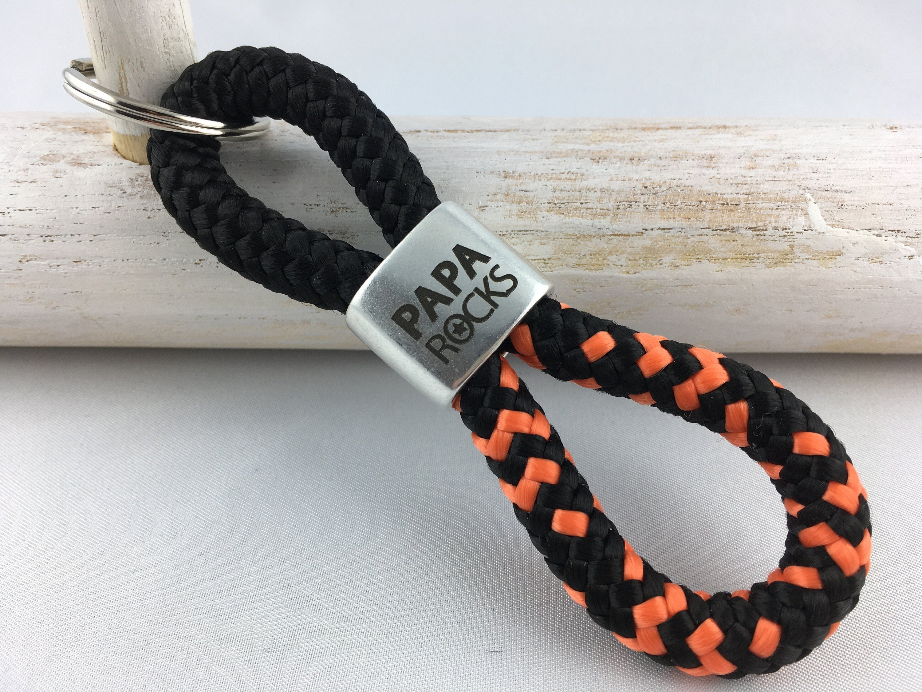 Schlüsselanhänger aus Segelseil mit versilbertem Zwischenstück mit Gravur "PAPA ROCKS", schwarz/ schwarz-orange