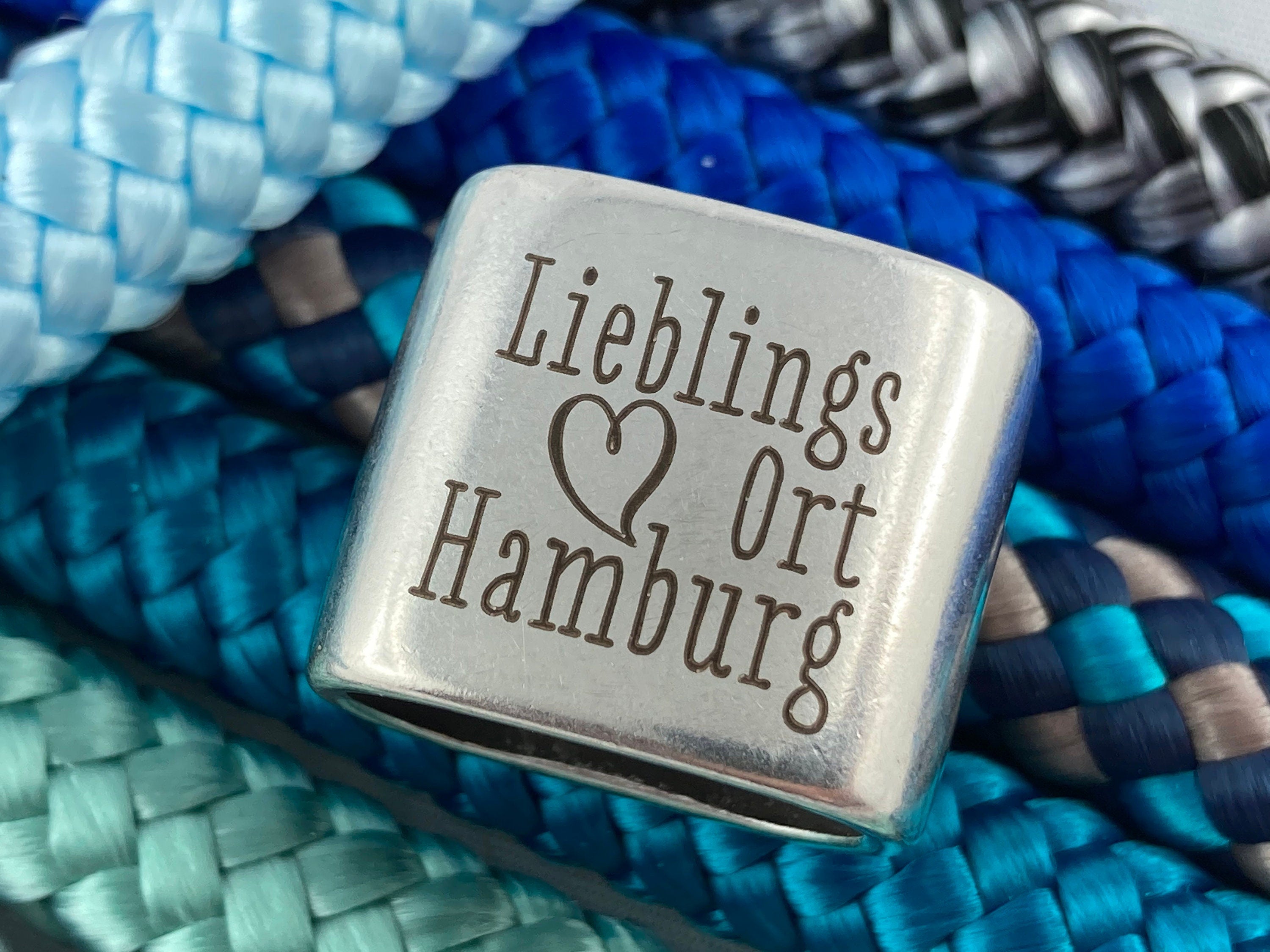 Schlüsselanhänger aus Segelseil mit versilbertem Zwischenstück mit Gravur "Lieblingsort Hamburg" in Wunschfarbe ganz individuell