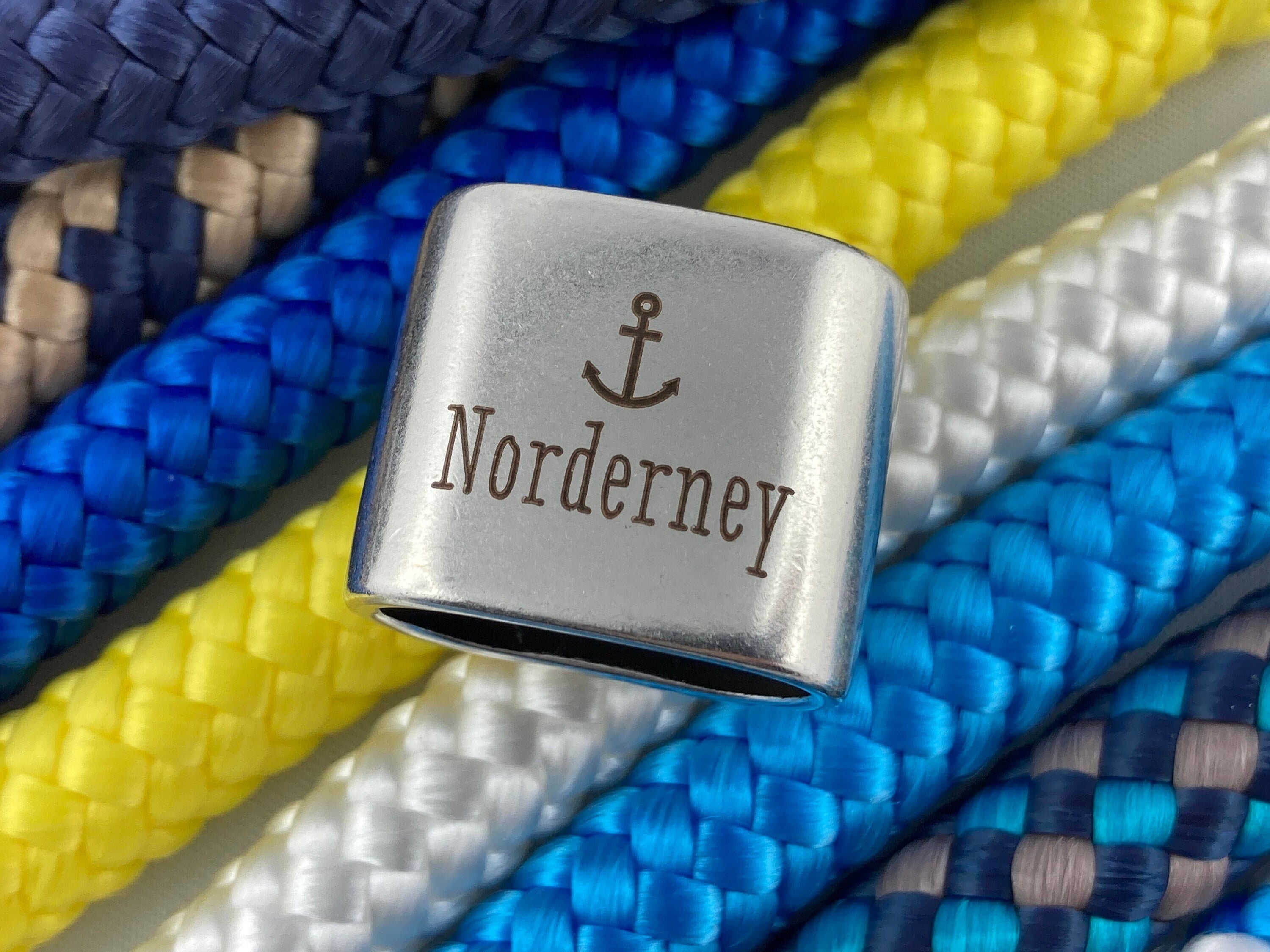 Schlüsselanhänger aus Segelseil mit versilbertem Zwischenstück mit Gravur "Norderney" in Wunschfarbe ganz individuell