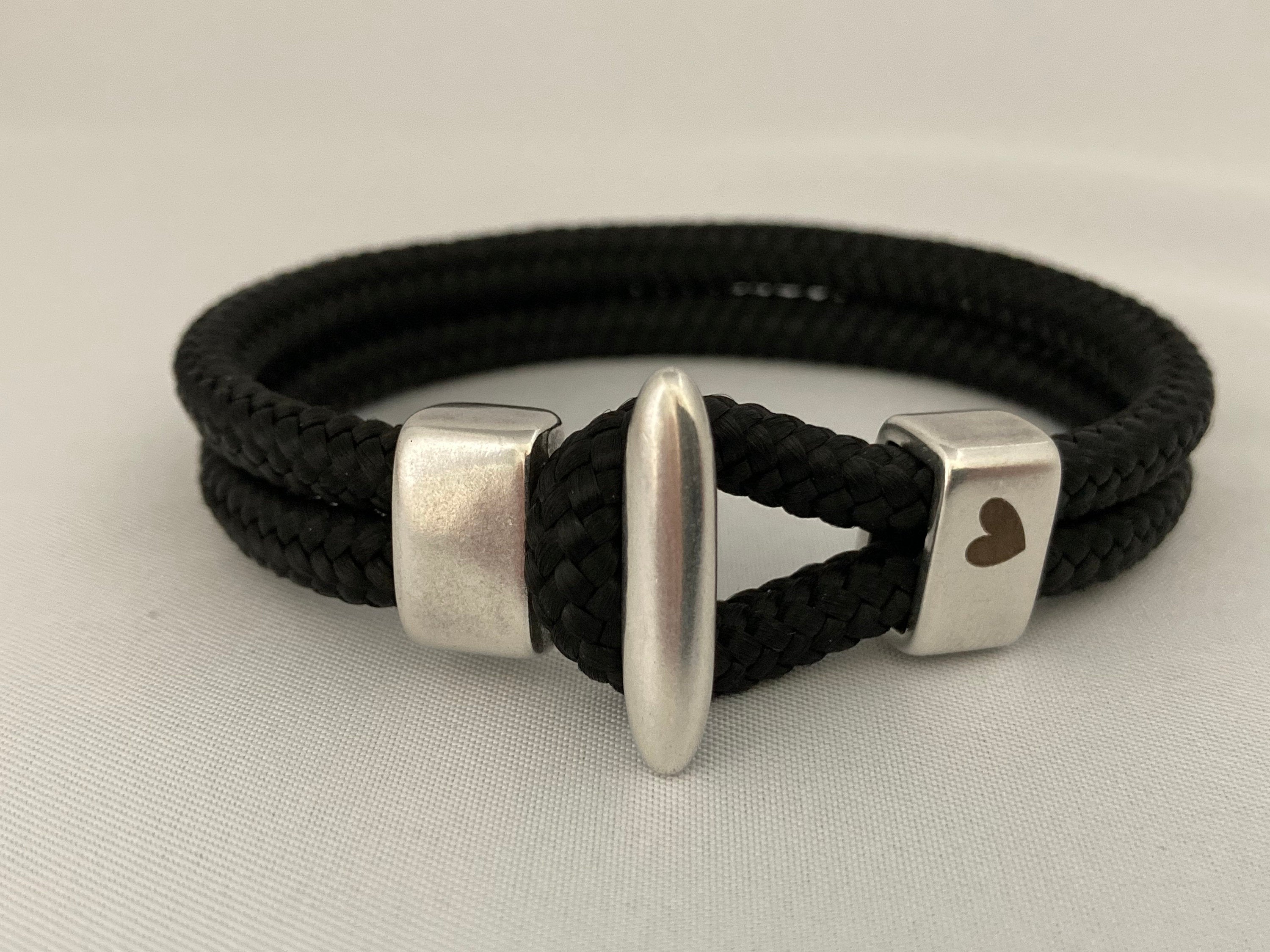 Armband aus Segelseil mit versilbertem Zwischenstück mit Gravur "Herz" und Knebelverschluss in Wunschfarbe ganz individuell