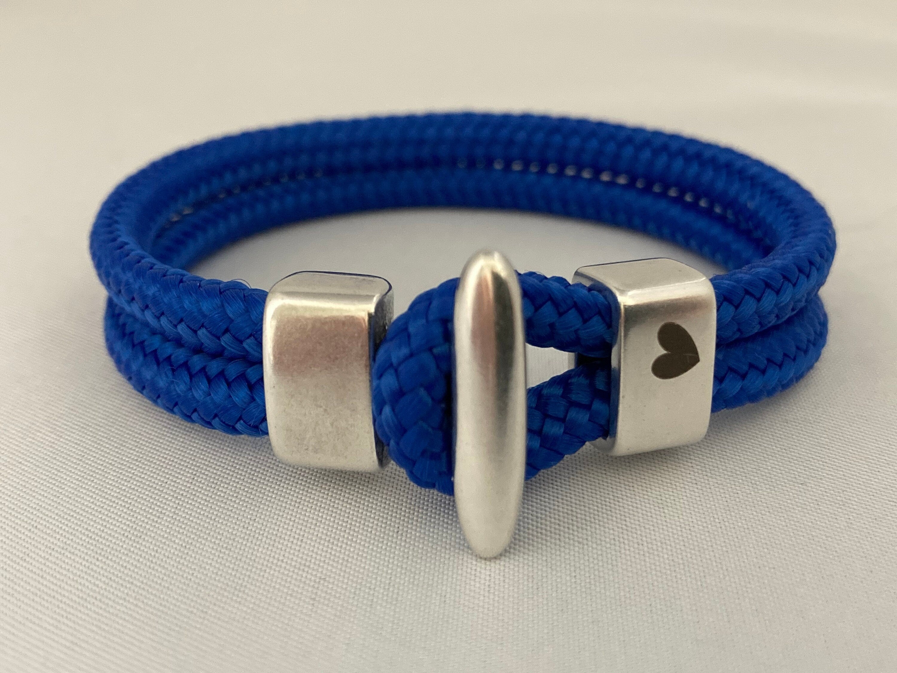 Armband aus Segelseil mit versilbertem Zwischenstück mit Gravur "Herz" und Knebelverschluss in Wunschfarbe ganz individuell