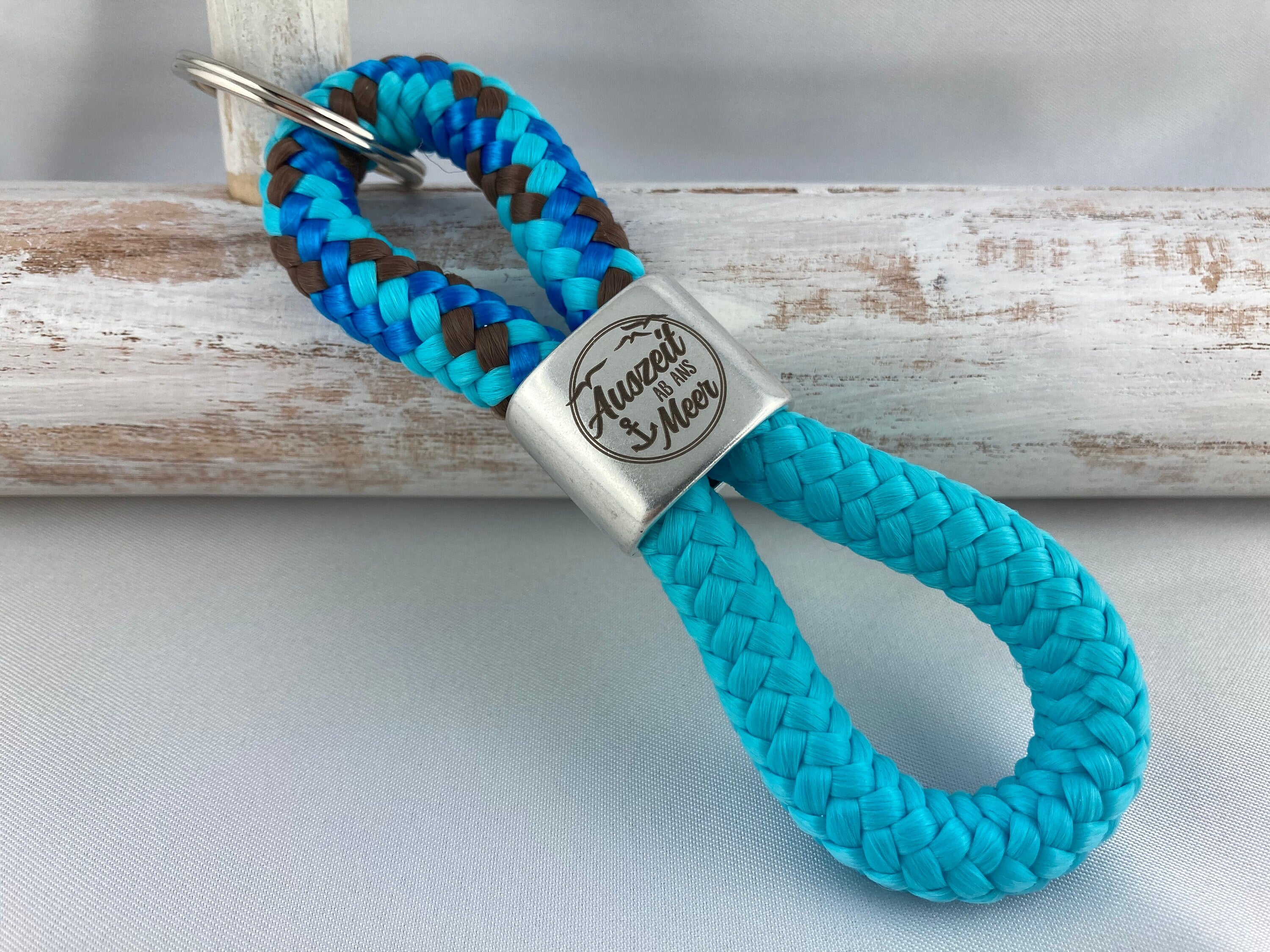 Schlüsselanhänger aus Segelseil mit versilbertem Zwischenstück mit Gravur "Auszeit ab ans Meer", blau-mix/ türkis