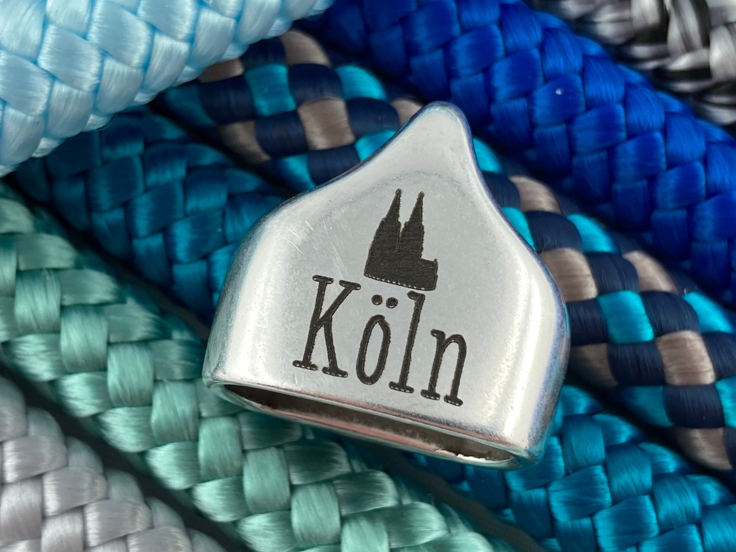 Schlüsselanhänger aus Segelseil mit versilberter Endkappe mit Gravur "Köln" in Wunschfarbe ganz individuell